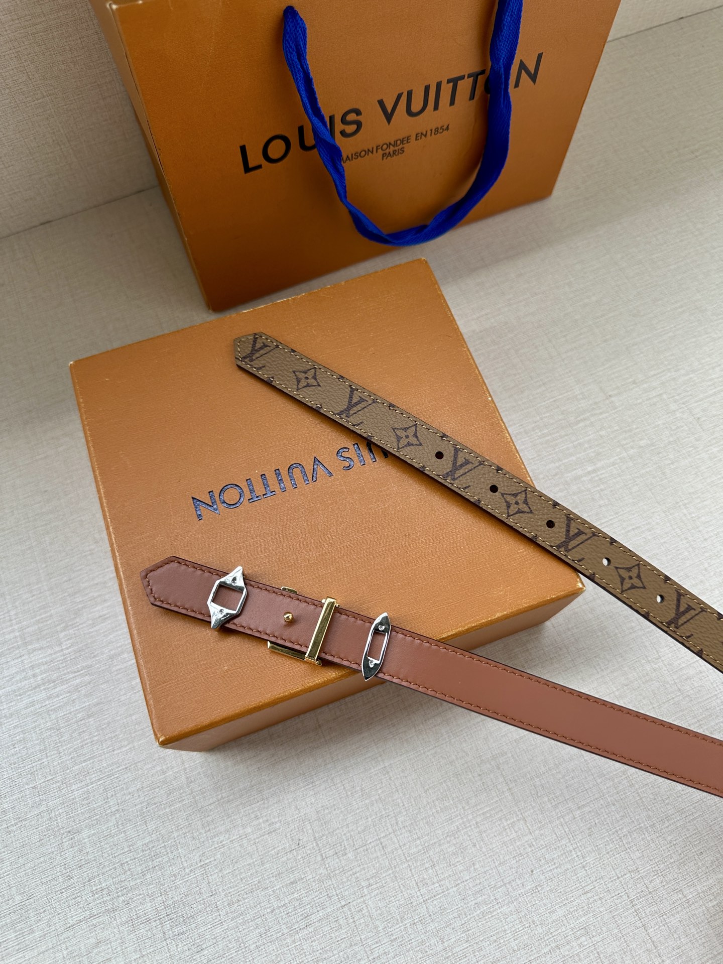 LOUIS VUITTON 2.0窄版皮带，经典Monogram皮革 中央金色LV标志两侧镶嵌施华洛世奇