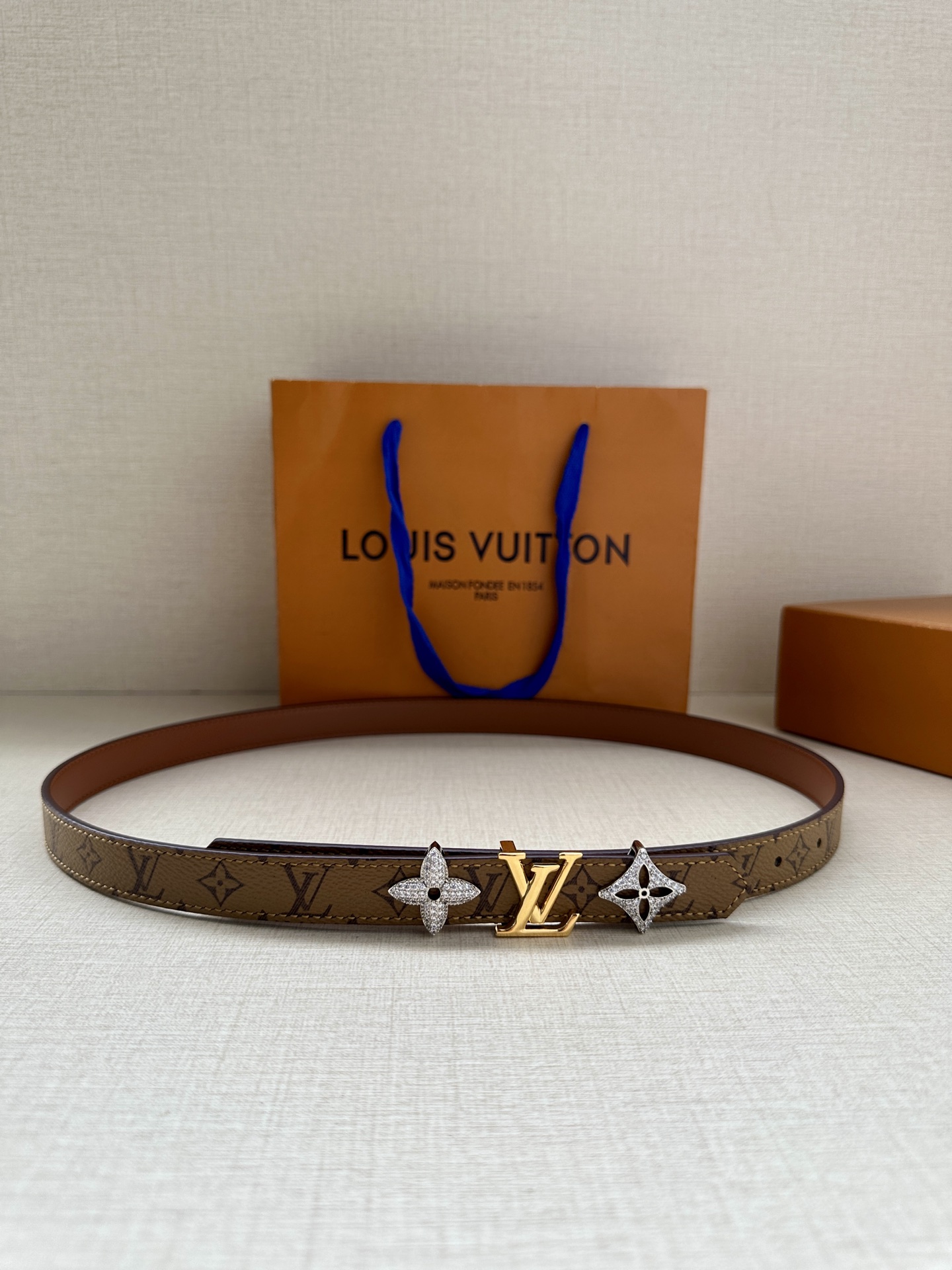 LOUIS VUITTON 2.0窄版皮带，经典Monogram皮革 中央金色LV标志两侧镶嵌施华洛世奇