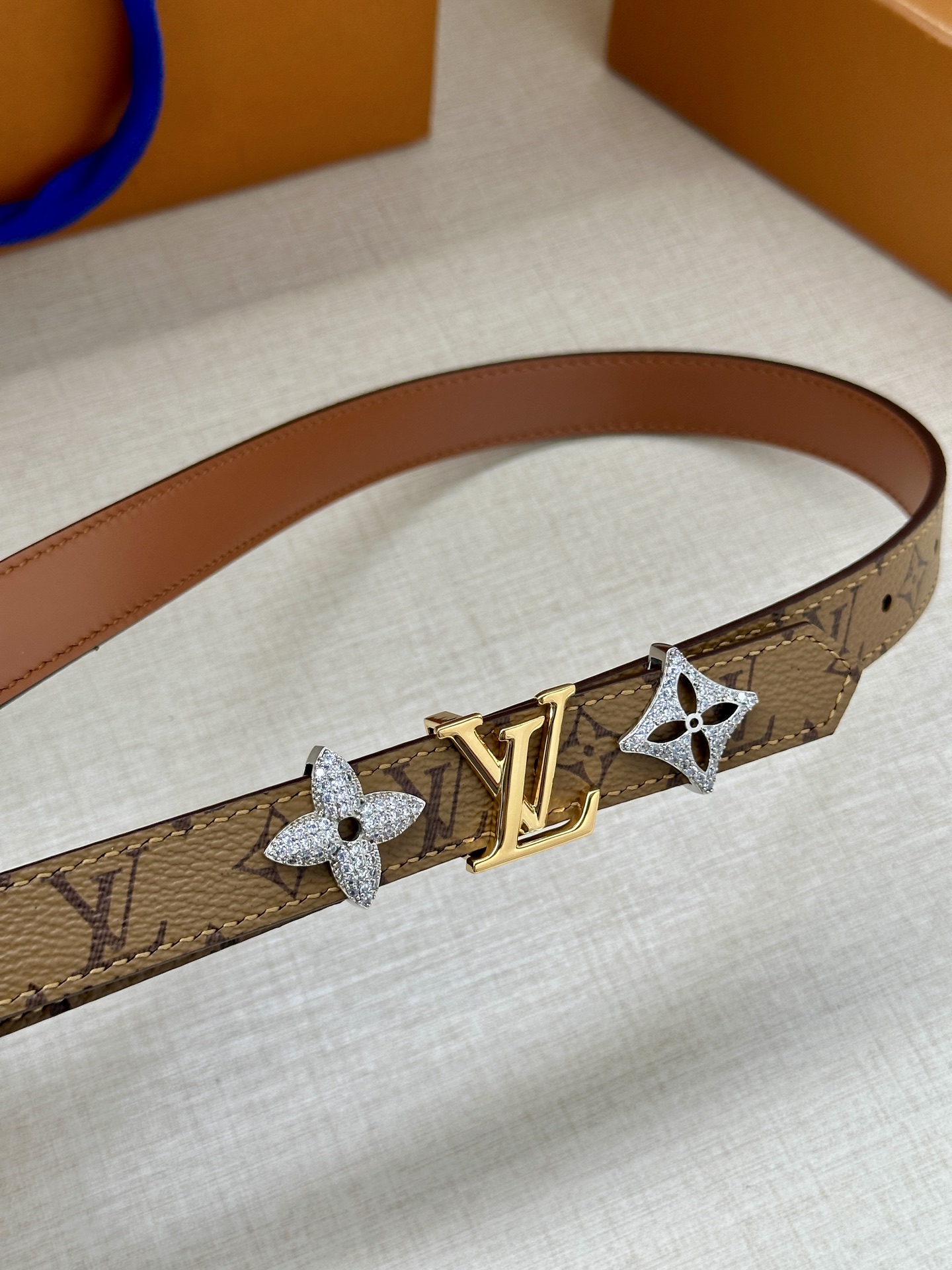 LOUIS VUITTON 2.0窄版皮带，经典Monogram皮革 中央金色LV标志两侧镶嵌施华洛世奇