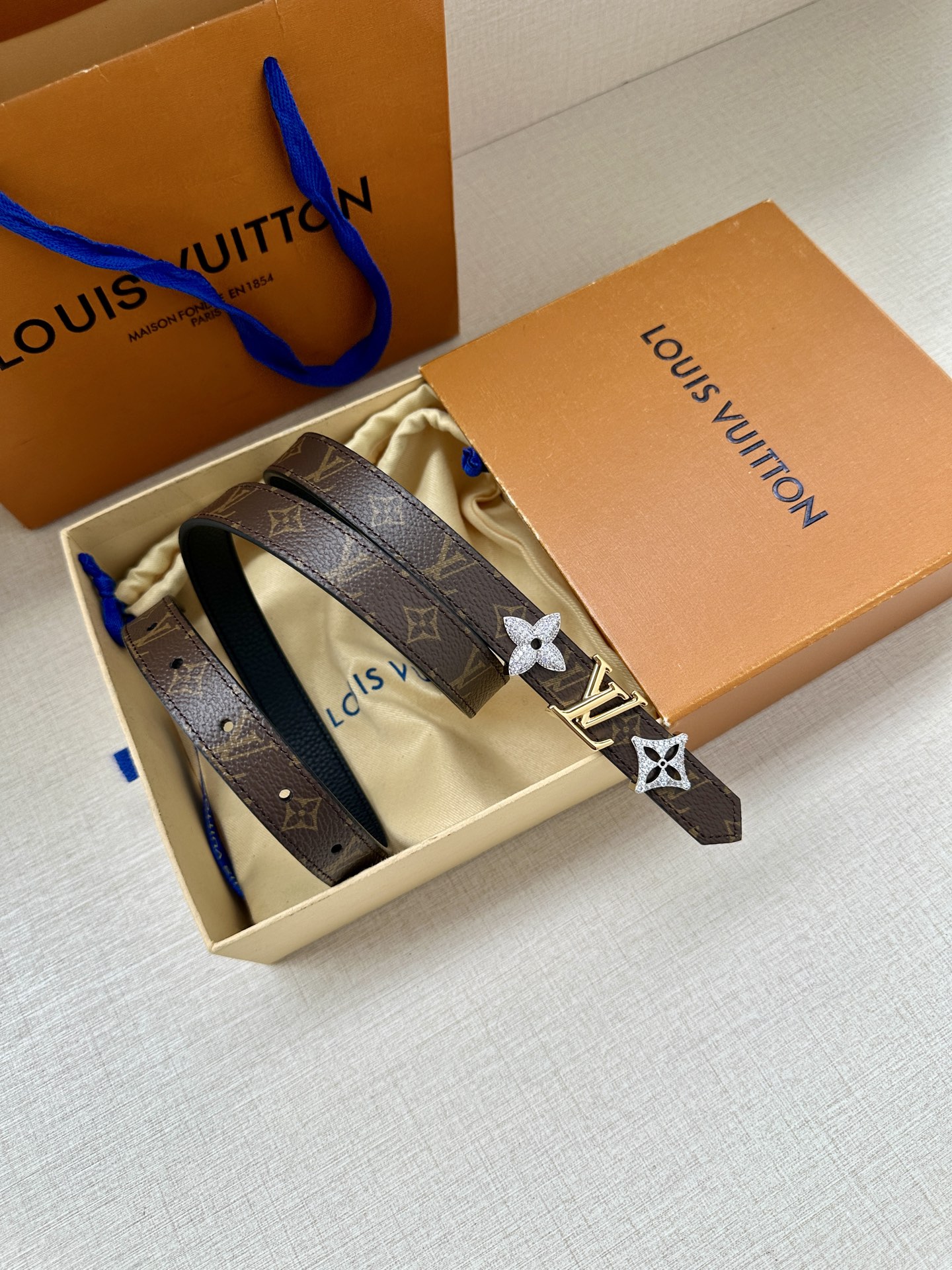 LOUIS VUITTON 2.0窄版皮带，经典Monogram皮革 中央金色LV标志两侧镶嵌施华洛世奇