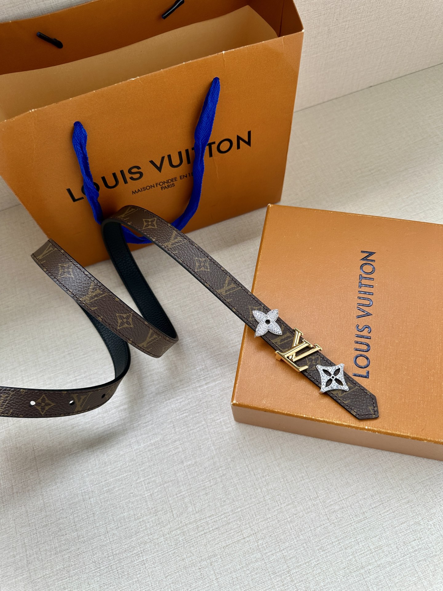 LOUIS VUITTON 2.0窄版皮带，经典Monogram皮革 中央金色LV标志两侧镶嵌施华洛世奇