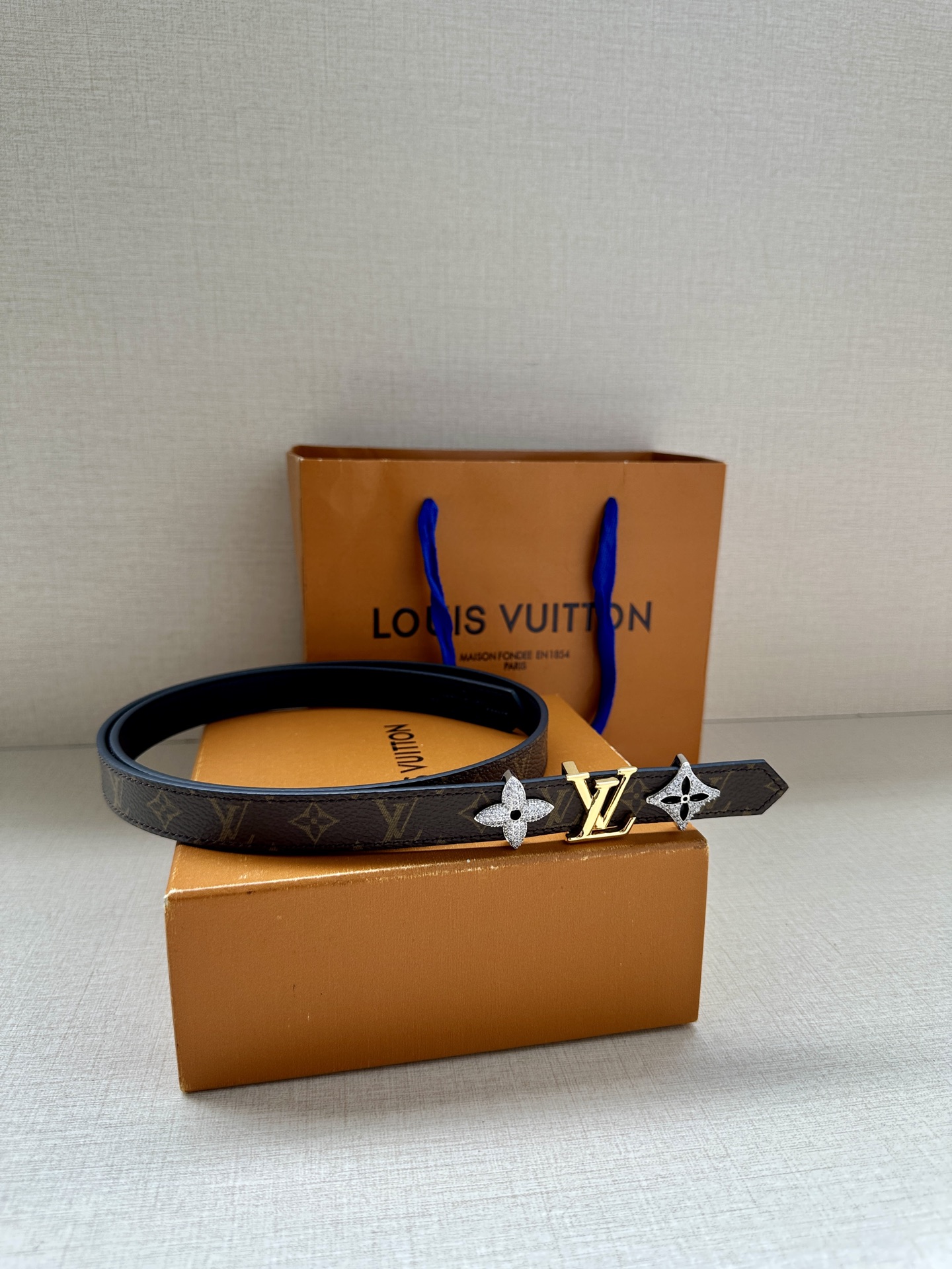 LOUIS VUITTON 2.0窄版皮带，经典Monogram皮革 中央金色LV标志两侧镶嵌施华洛世奇
