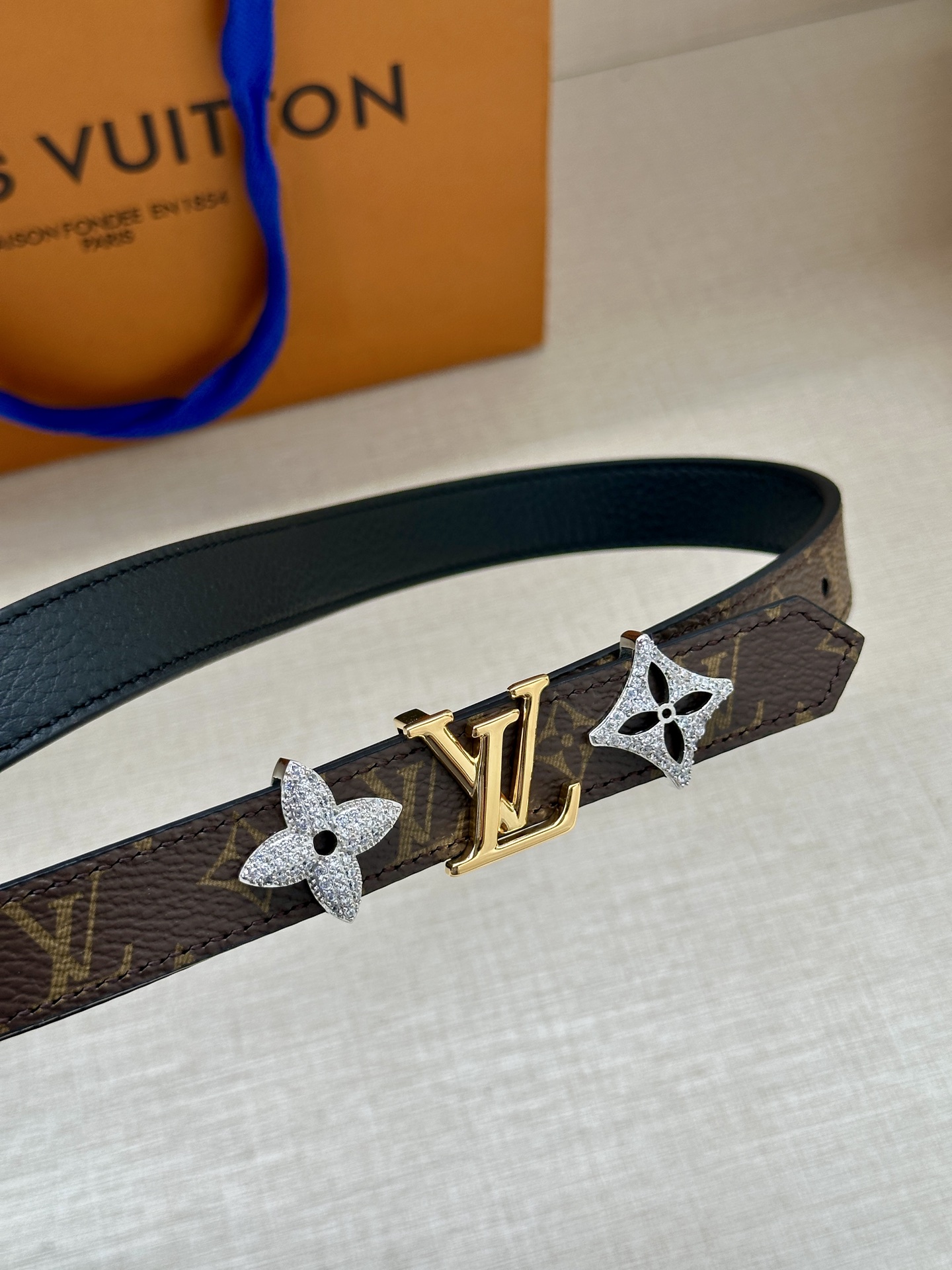 LOUIS VUITTON 2.0窄版皮带，经典Monogram皮革 中央金色LV标志两侧镶嵌施华洛世奇