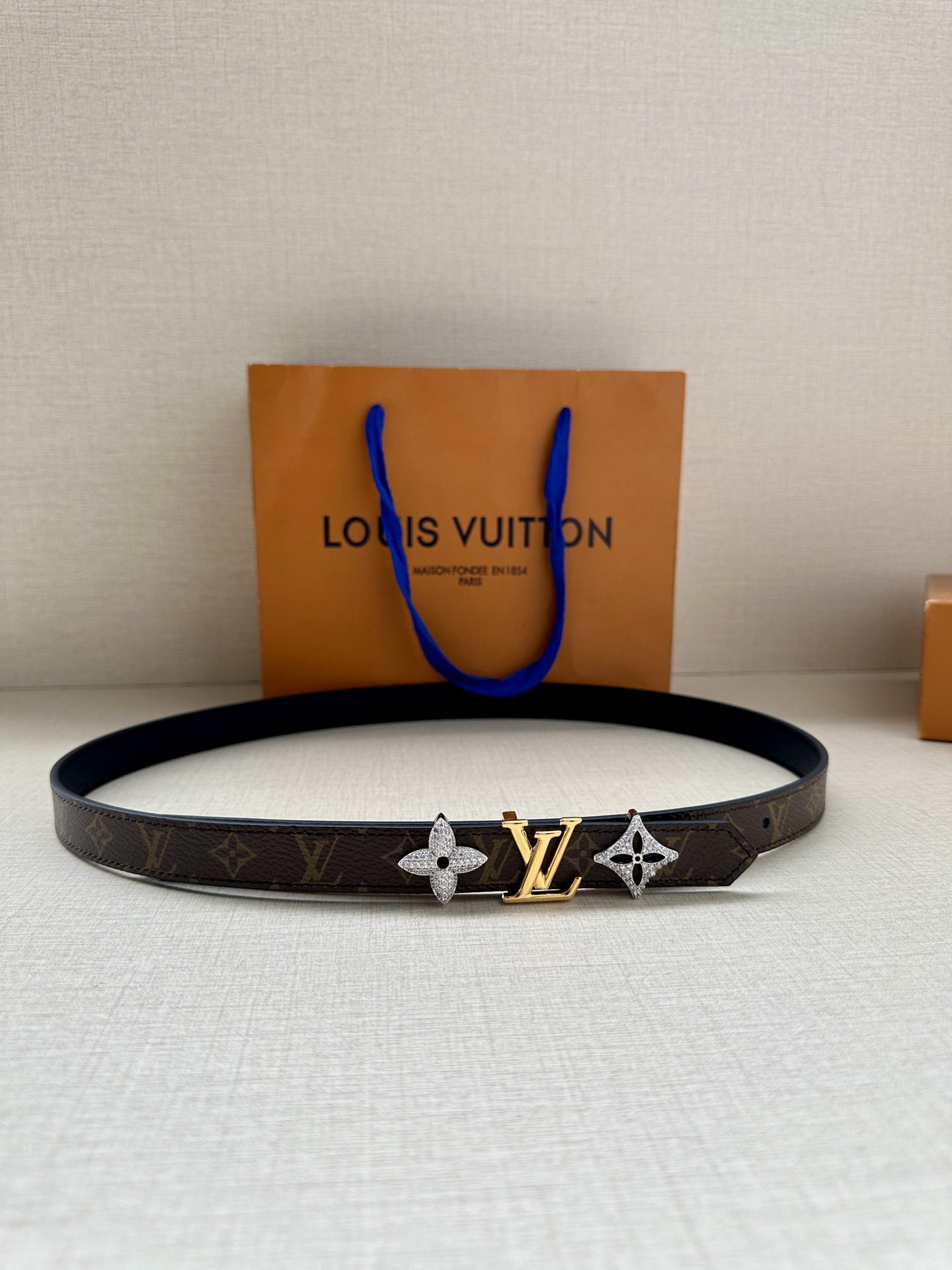 LOUIS VUITTON 2.0窄版皮带，经典Monogram皮革 中央金色LV标志两侧镶嵌施华洛世奇