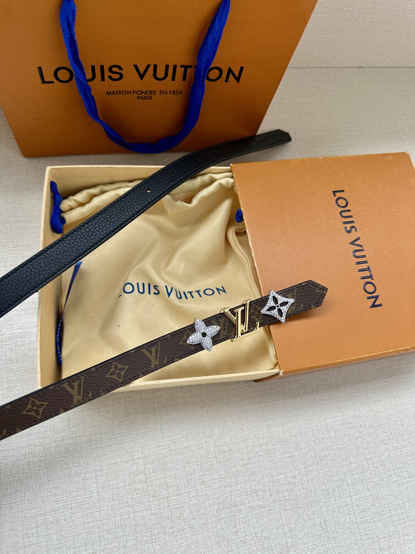 LOUIS VUITTON 2.0窄版皮带，经典Monogram皮革 中央金色LV标志两侧镶嵌施华洛世奇