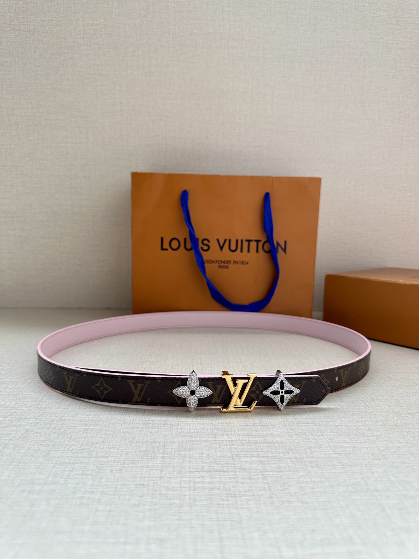 LOUIS VUITTON 2.0窄版皮带，经典Monogram皮革 中央金色LV标志两侧镶嵌施华洛世奇