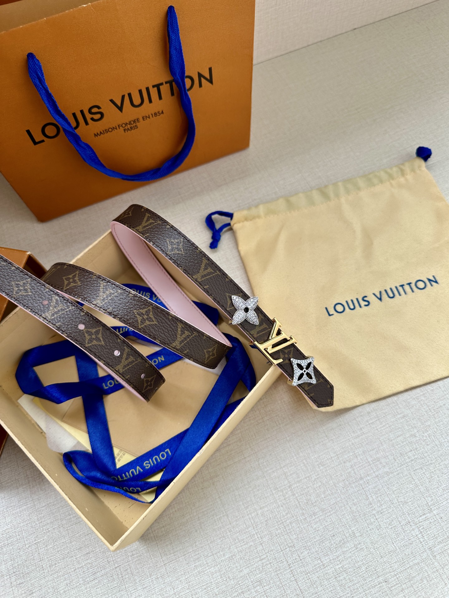 LOUIS VUITTON 2.0窄版皮带，经典Monogram皮革 中央金色LV标志两侧镶嵌施华洛世奇