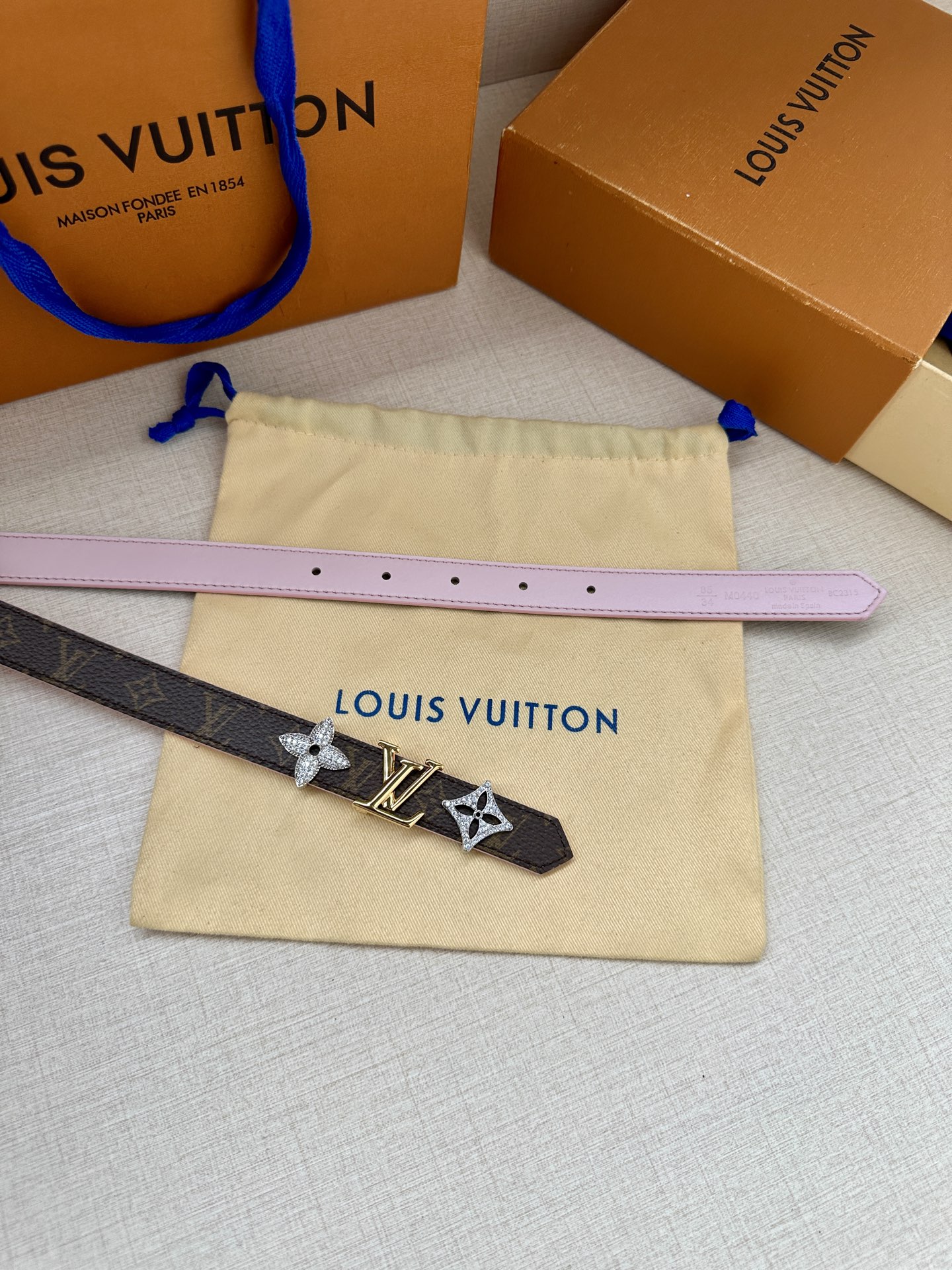 LOUIS VUITTON 2.0窄版皮带，经典Monogram皮革 中央金色LV标志两侧镶嵌施华洛世奇