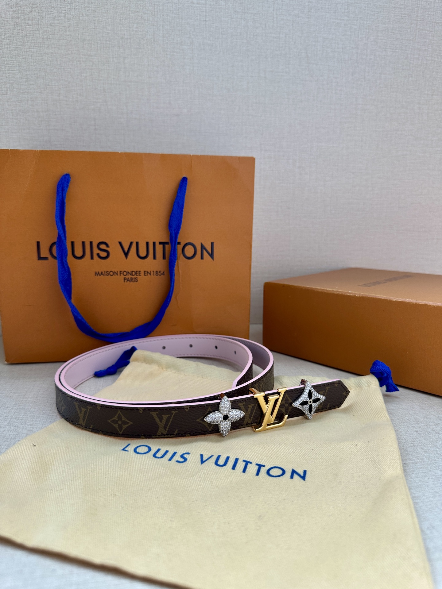 LOUIS VUITTON 2.0窄版皮带，经典Monogram皮革 中央金色LV标志两侧镶嵌施华洛世奇