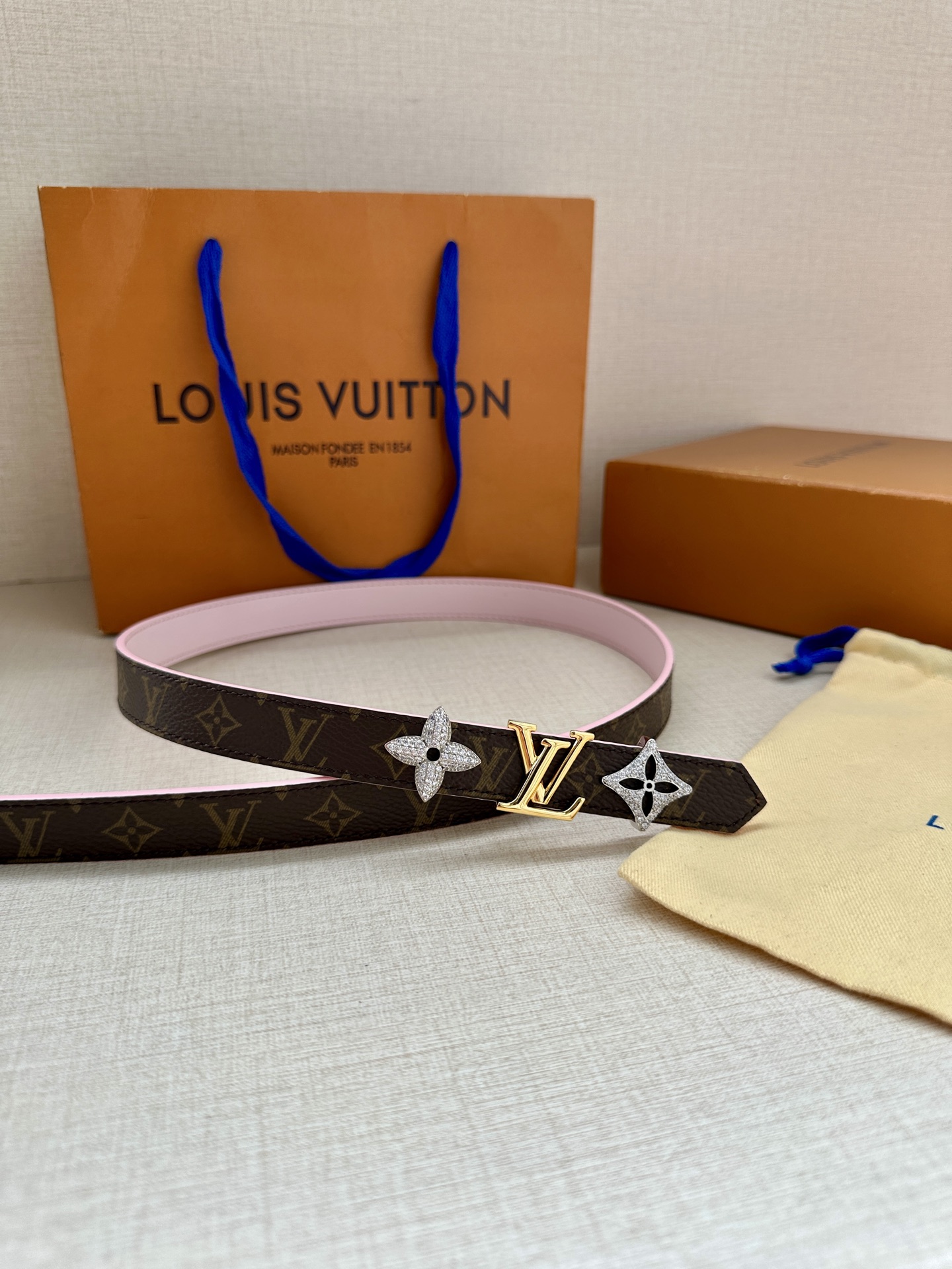 LOUIS VUITTON 2.0窄版皮带，经典Monogram皮革 中央金色LV标志两侧镶嵌施华洛世奇
