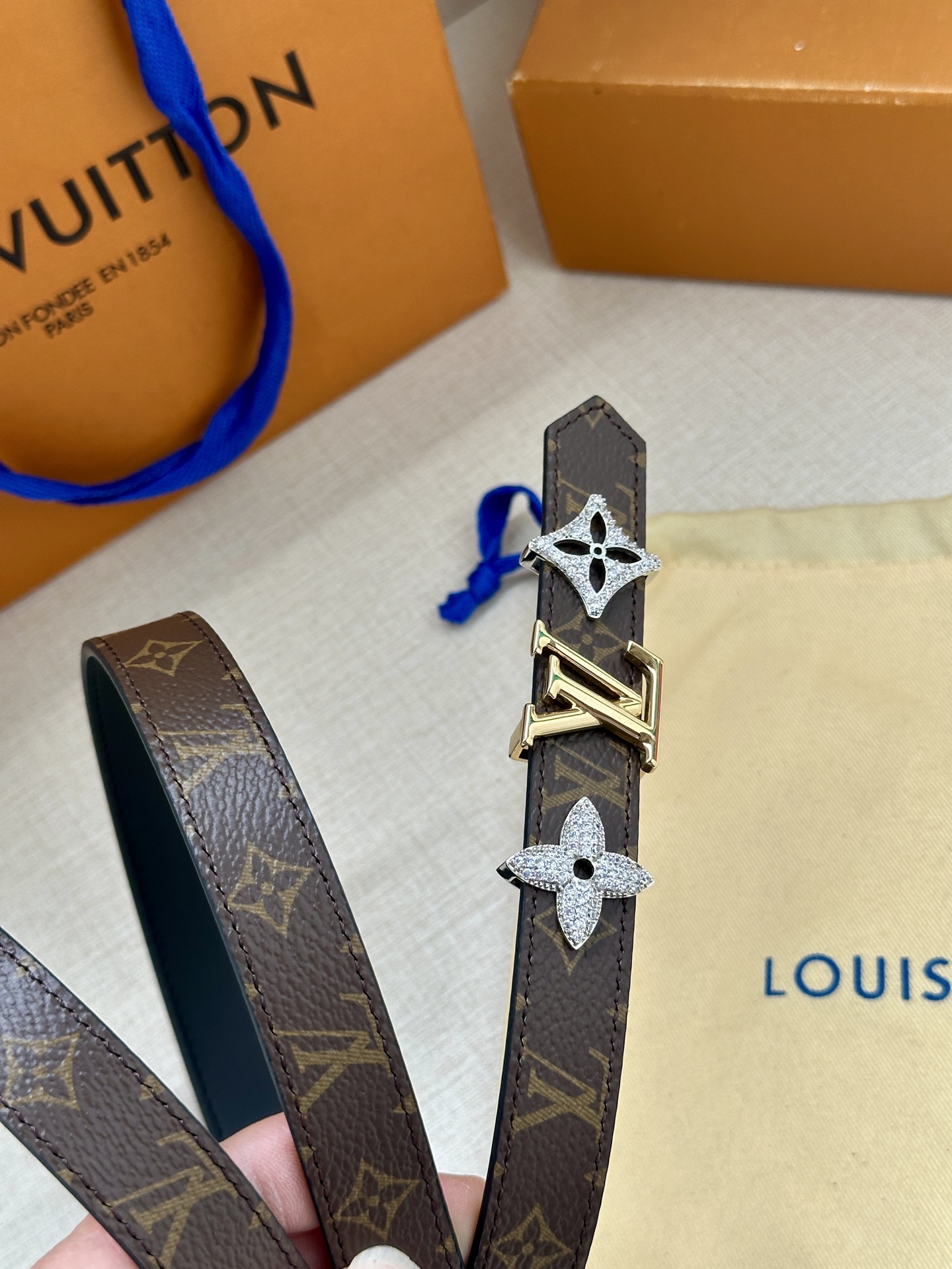 LOUIS VUITTON 2.0窄版皮带，经典Monogram皮革 中央金色LV标志两侧镶嵌施华洛世奇