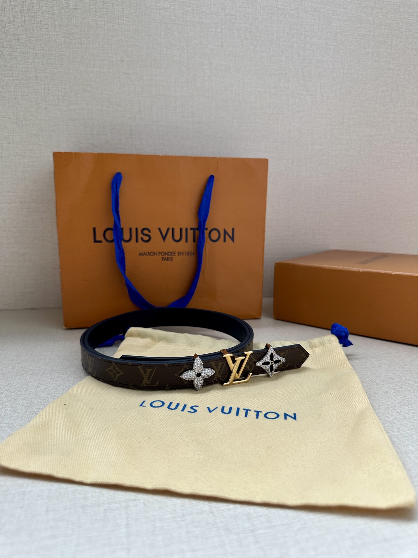 LOUIS VUITTON 2.0窄版皮带，经典Monogram皮革 中央金色LV标志两侧镶嵌施华洛世奇