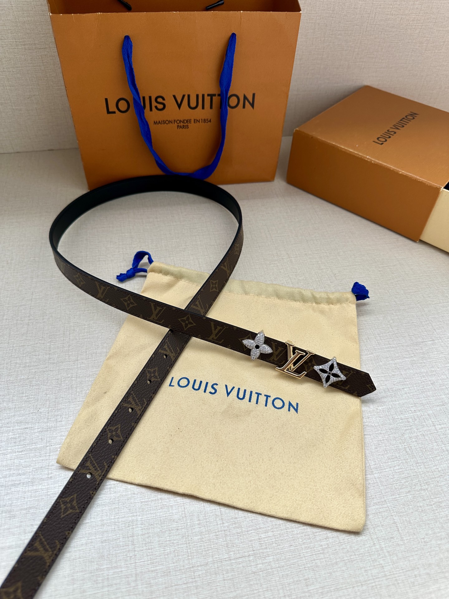 LOUIS VUITTON 2.0窄版皮带，经典Monogram皮革 中央金色LV标志两侧镶嵌施华洛世奇