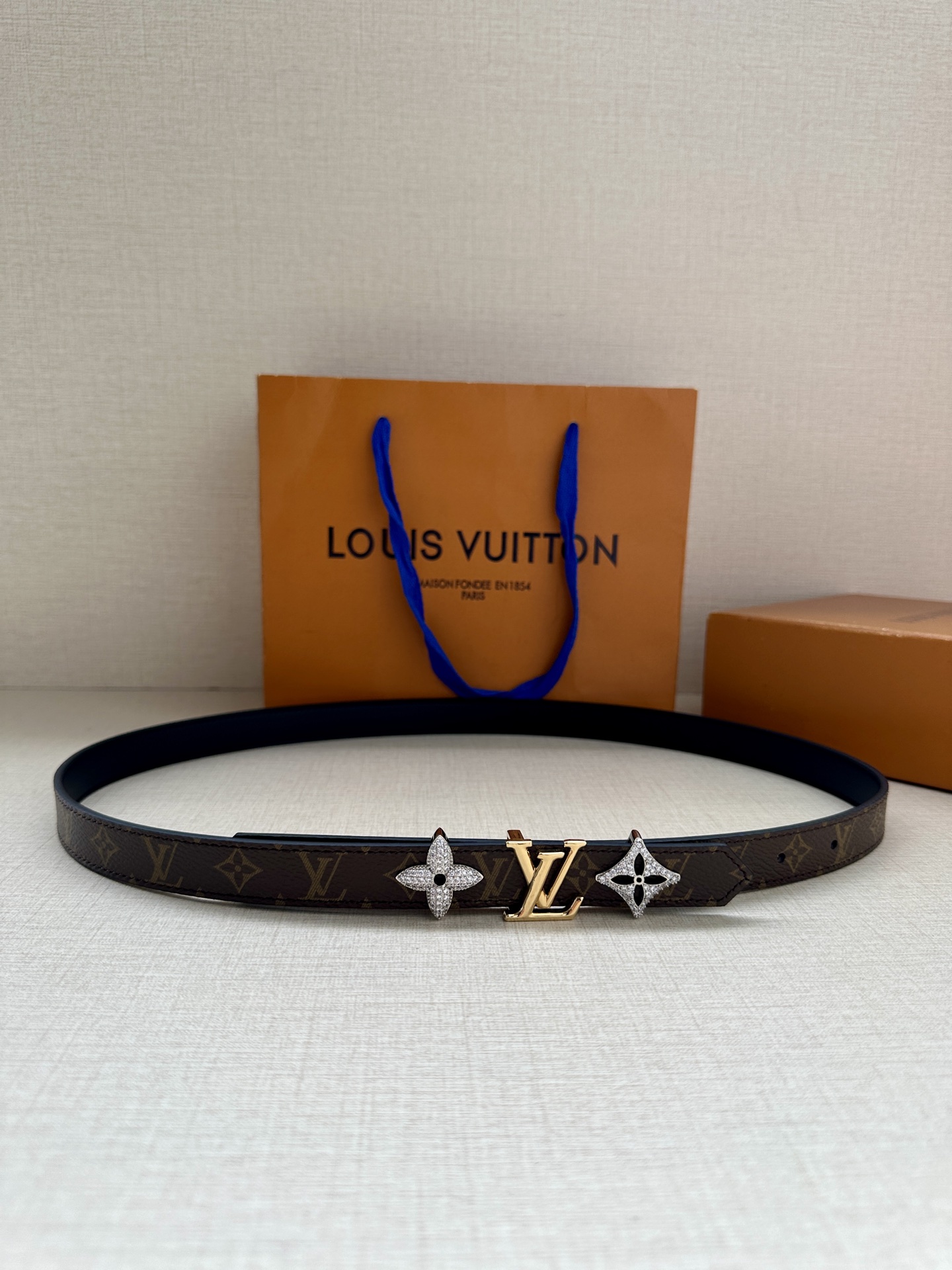 LOUIS VUITTON 2.0窄版皮带，经典Monogram皮革 中央金色LV标志两侧镶嵌施华洛世奇