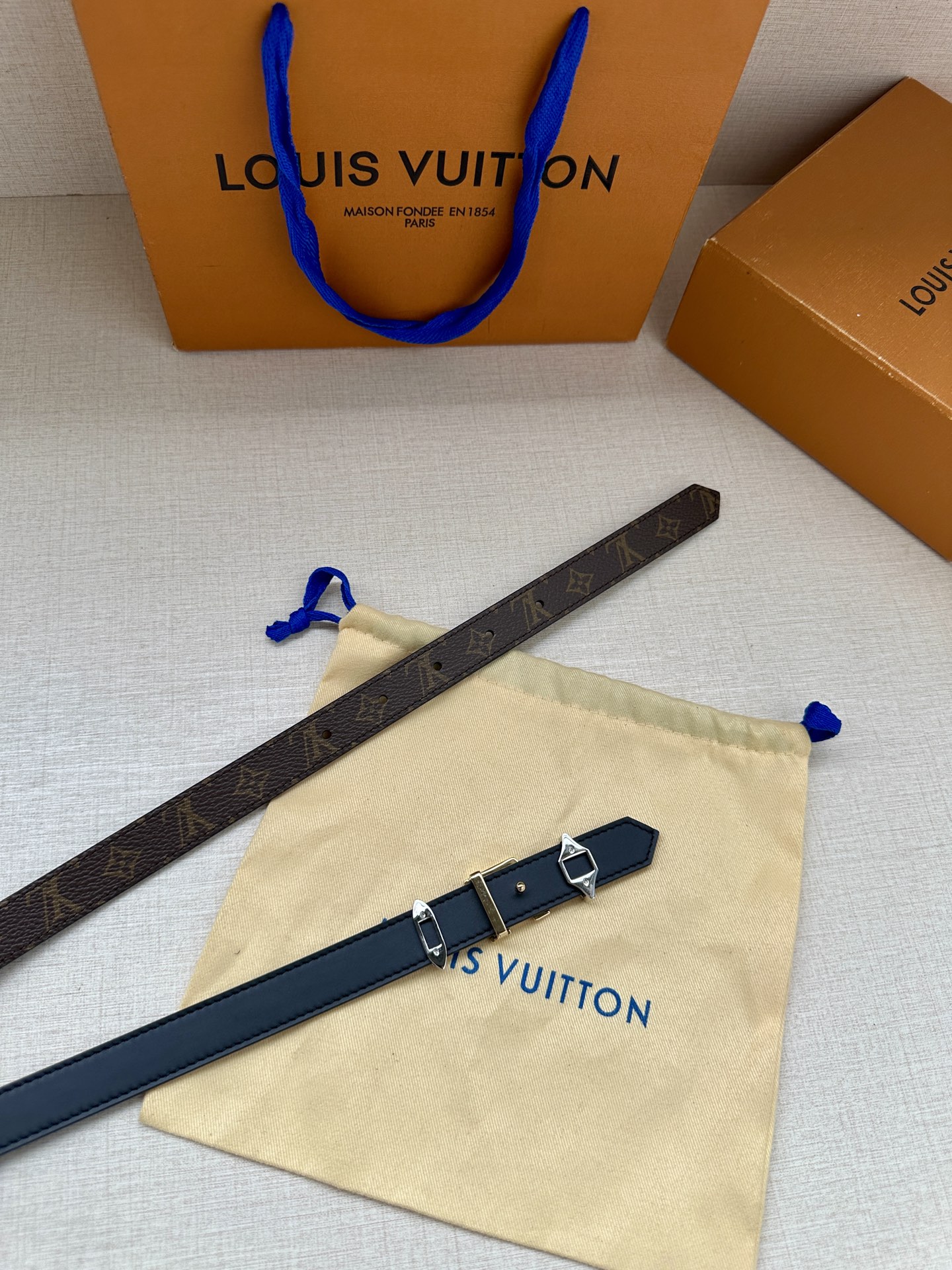 LOUIS VUITTON 2.0窄版皮带，经典Monogram皮革 中央金色LV标志两侧镶嵌施华洛世奇