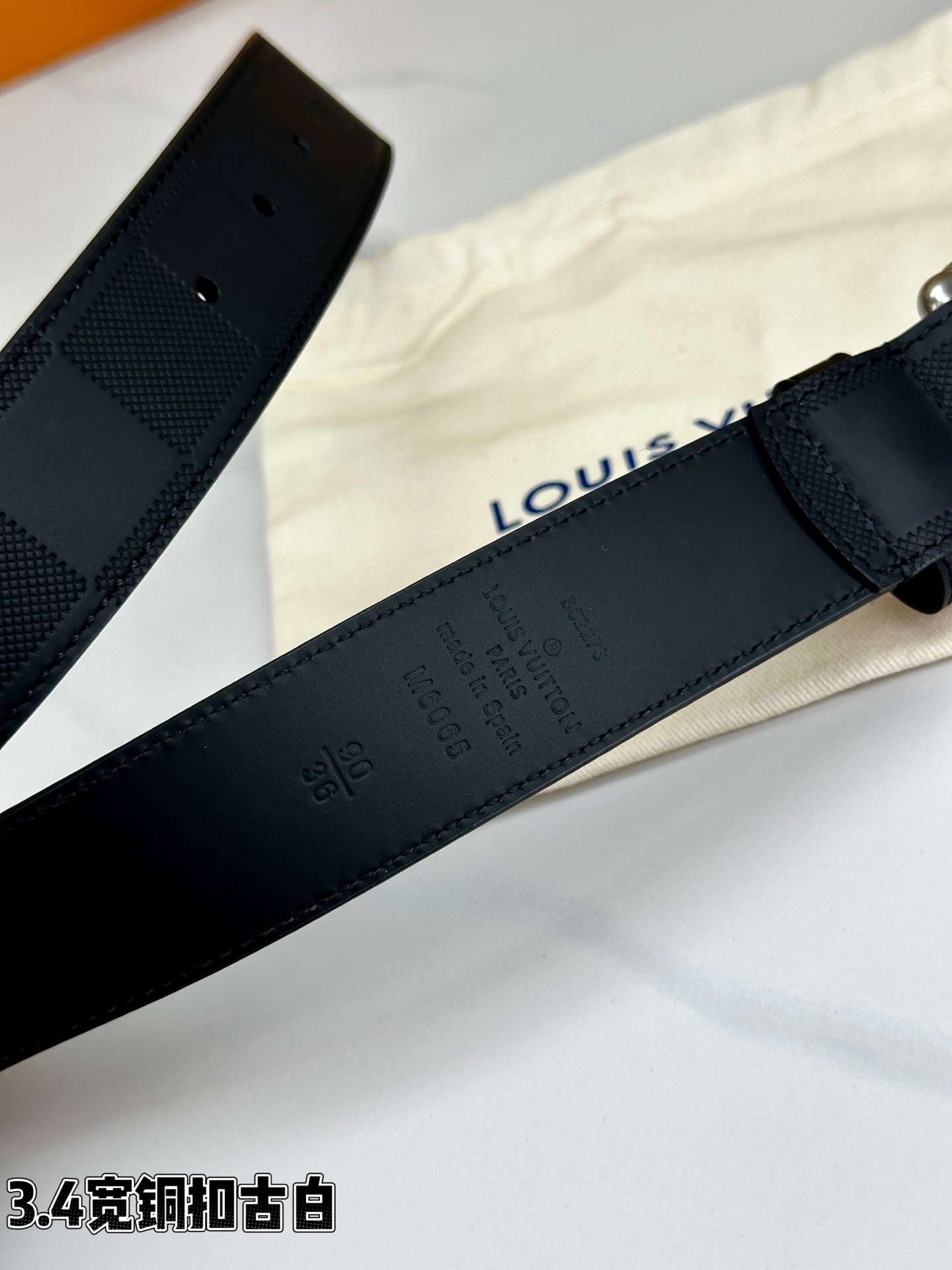 本款 Drift Rockabilly 35 毫米腰带以深邃色调及莹泽金属件这一经典组合展现强大气场与自