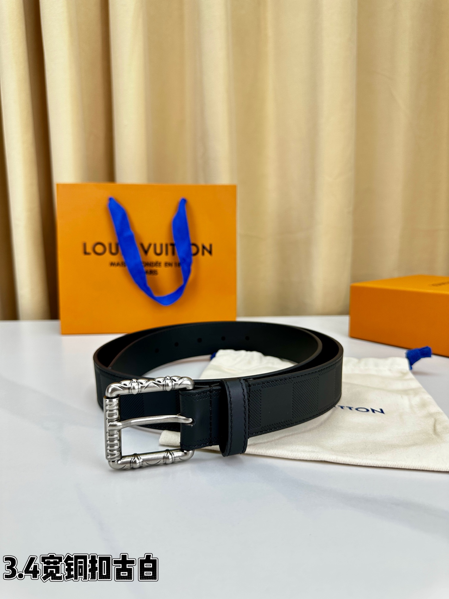 本款 Drift Rockabilly 35 毫米腰带以深邃色调及莹泽金属件这一经典组合展现强大气场与自