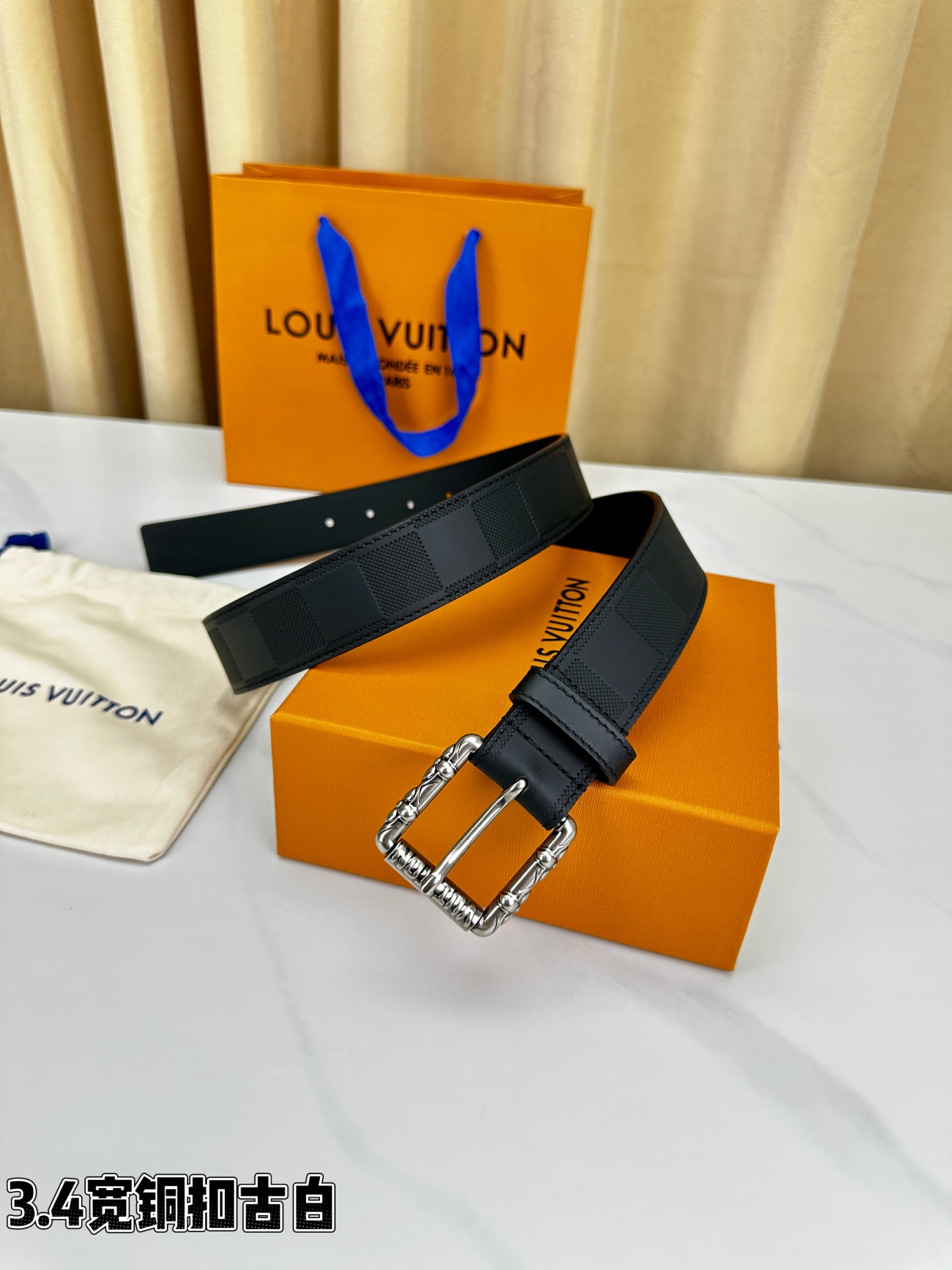 本款 Drift Rockabilly 35 毫米腰带以深邃色调及莹泽金属件这一经典组合展现强大气场与自