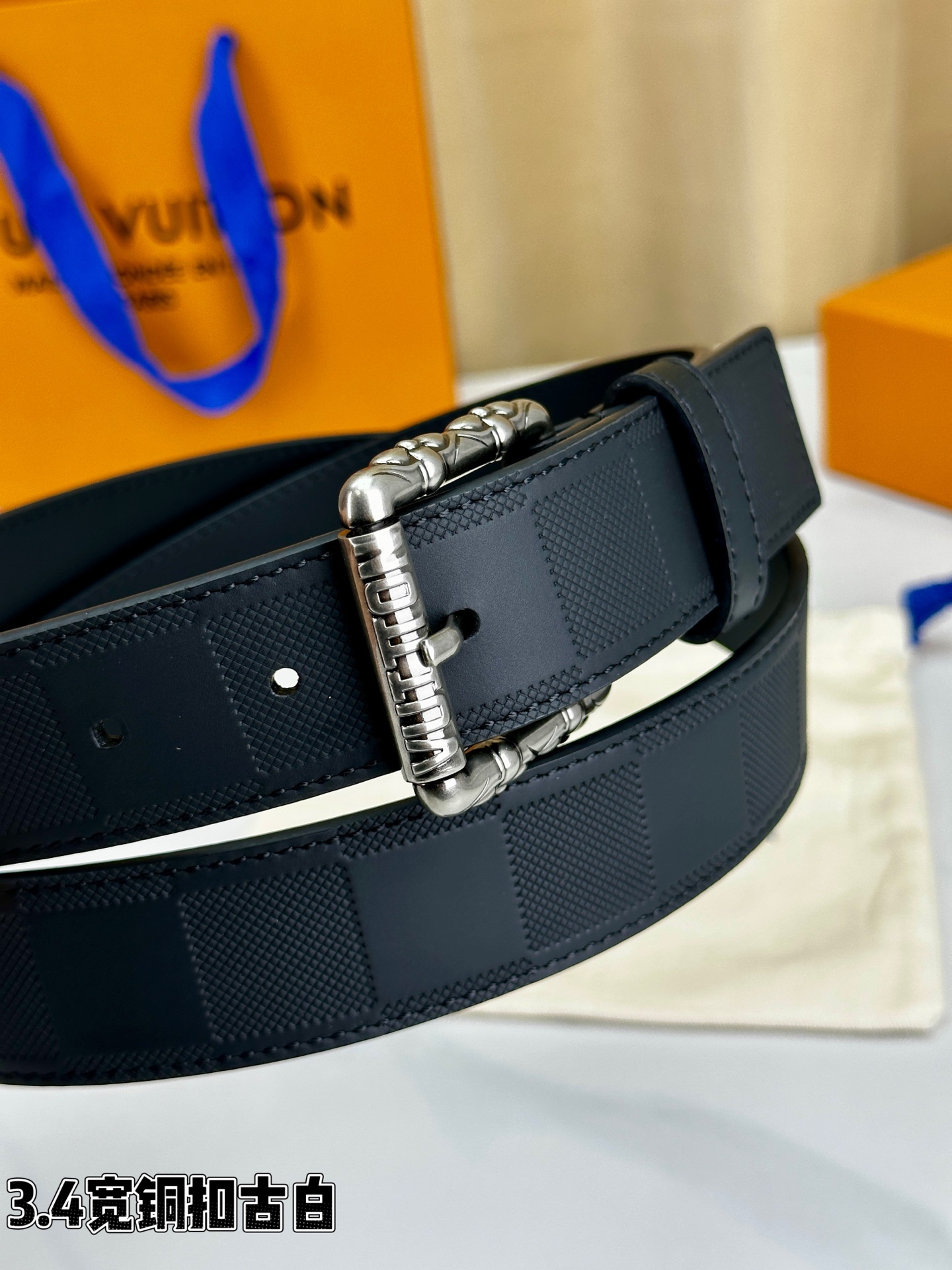 本款 Drift Rockabilly 35 毫米腰带以深邃色调及莹泽金属件这一经典组合展现强大气场与自