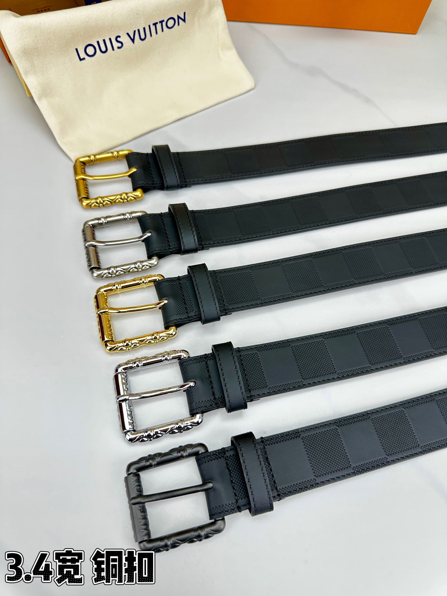 本款 Drift Rockabilly 35 毫米腰带以深邃色调及莹泽金属件这一经典组合展现强大气场与自