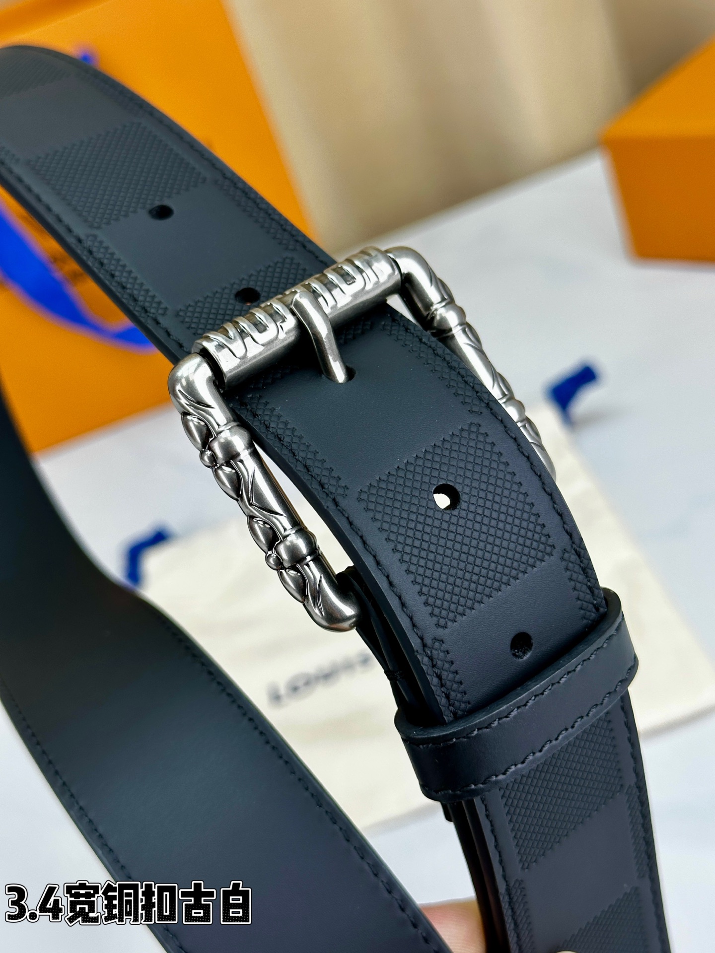 本款 Drift Rockabilly 35 毫米腰带以深邃色调及莹泽金属件这一经典组合展现强大气场与自