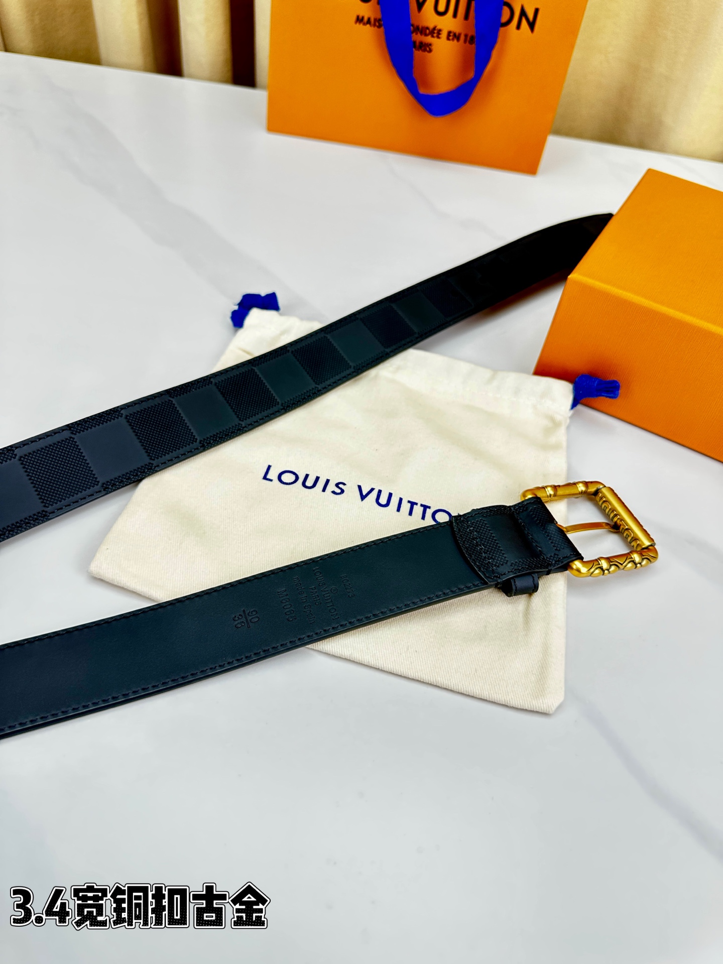 本款 Drift Rockabilly 35 毫米腰带以深邃色调及莹泽金属件这一经典组合展现强大气场与自