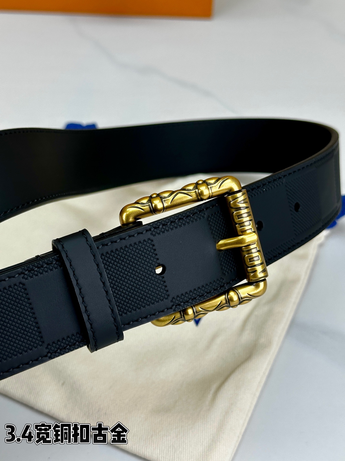 本款 Drift Rockabilly 35 毫米腰带以深邃色调及莹泽金属件这一经典组合展现强大气场与自