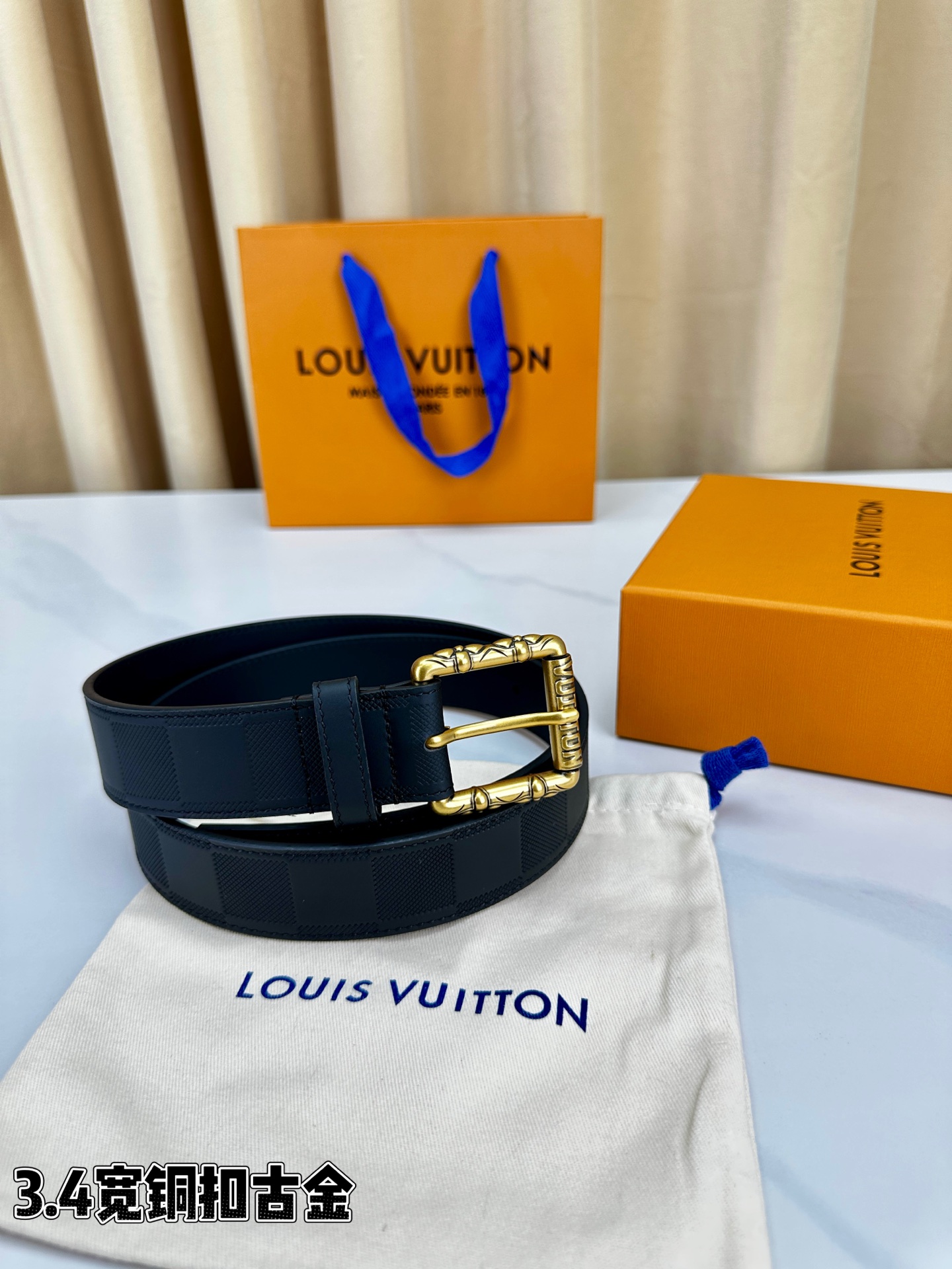 本款 Drift Rockabilly 35 毫米腰带以深邃色调及莹泽金属件这一经典组合展现强大气场与自