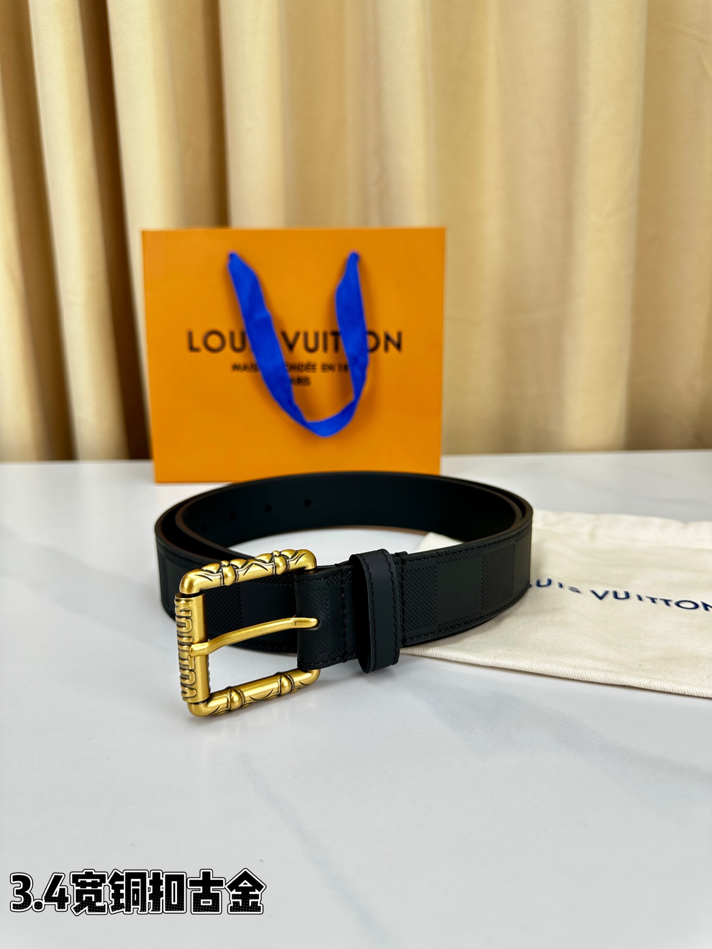 本款 Drift Rockabilly 35 毫米腰带以深邃色调及莹泽金属件这一经典组合展现强大气场与自