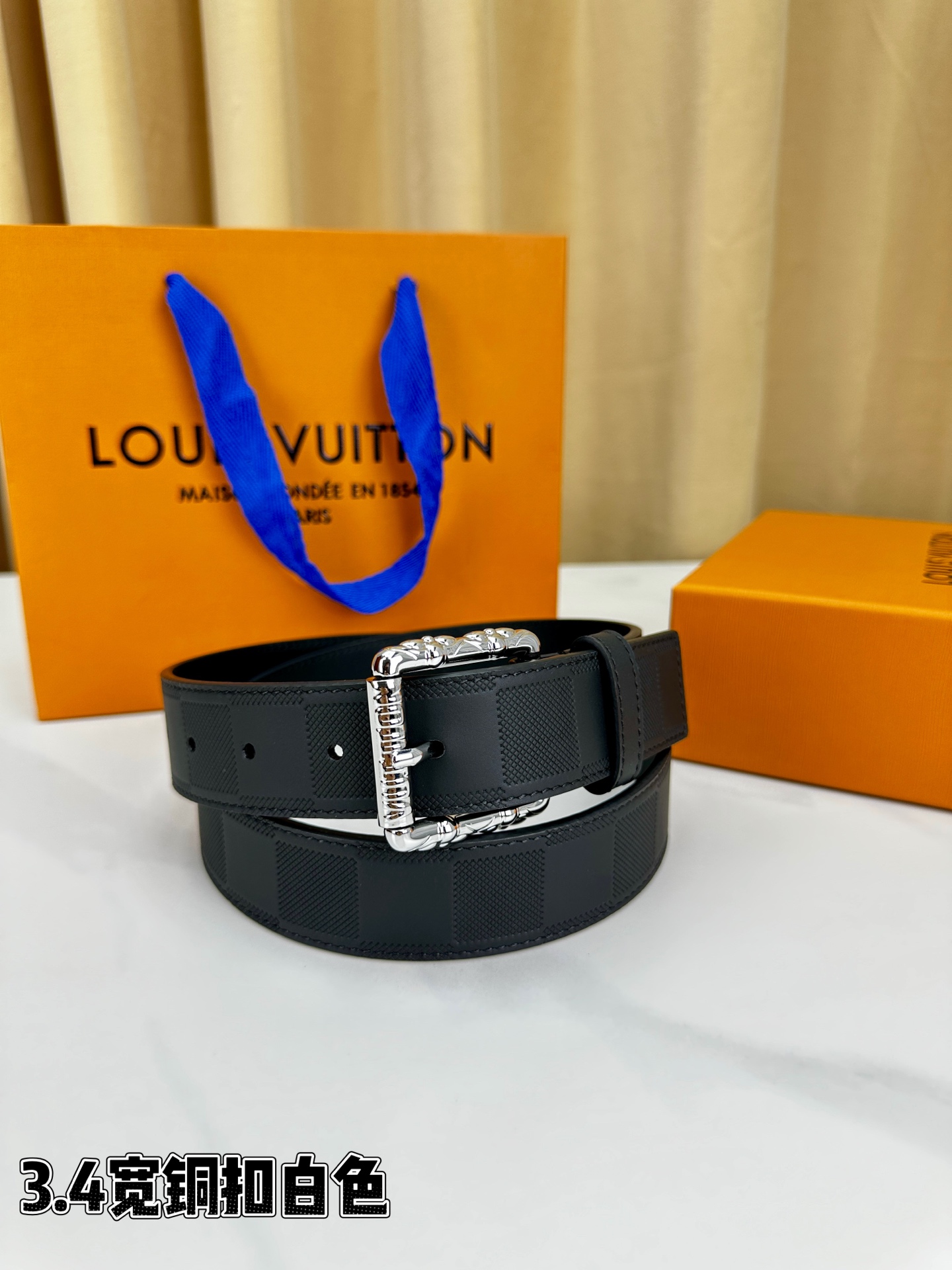 本款 Drift Rockabilly 35 毫米腰带以深邃色调及莹泽金属件这一经典组合展现强大气场与自