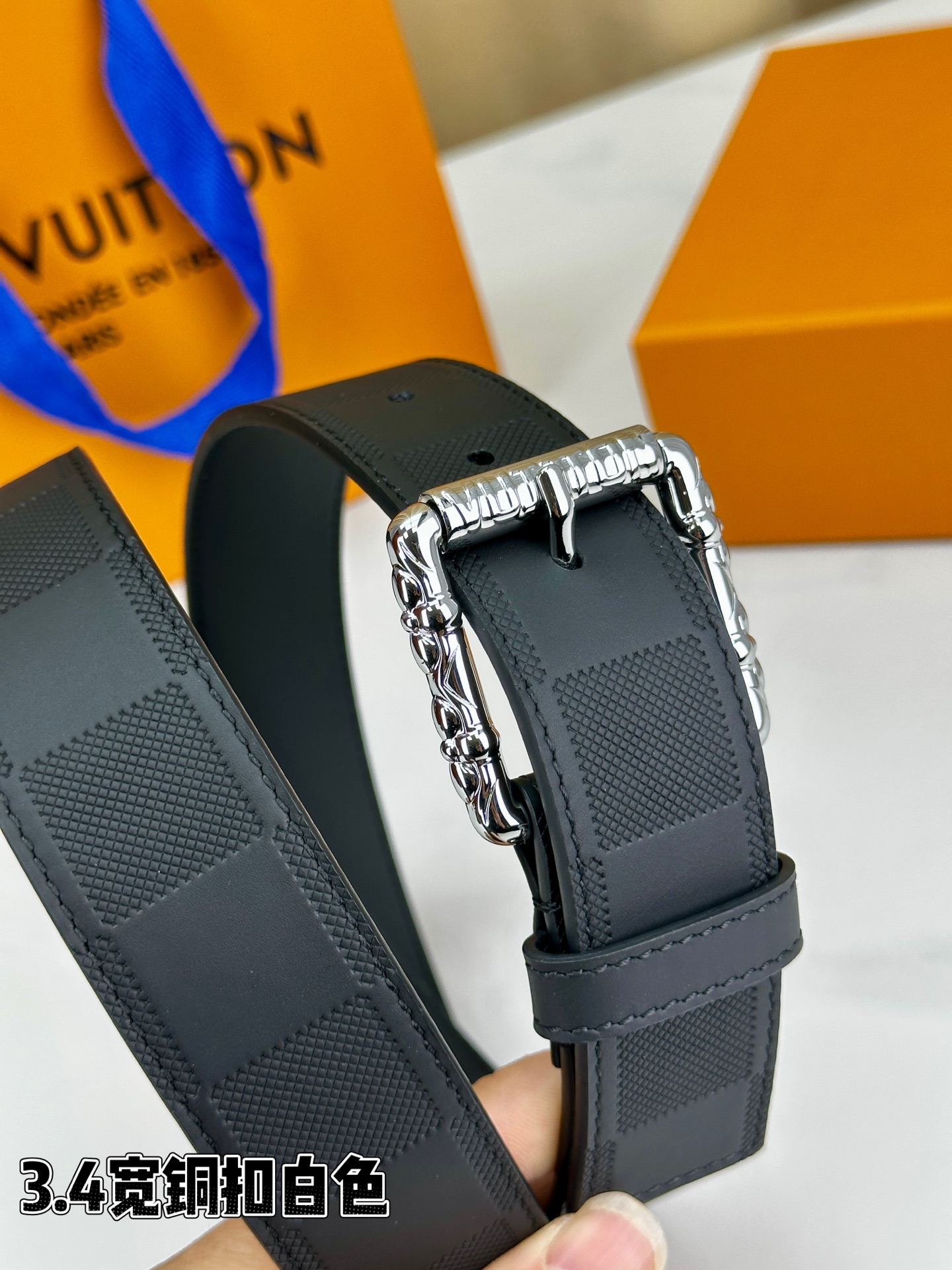 本款 Drift Rockabilly 35 毫米腰带以深邃色调及莹泽金属件这一经典组合展现强大气场与自