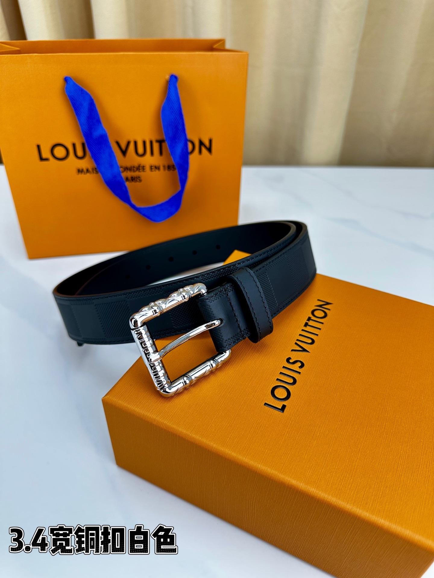 本款 Drift Rockabilly 35 毫米腰带以深邃色调及莹泽金属件这一经典组合展现强大气场与自