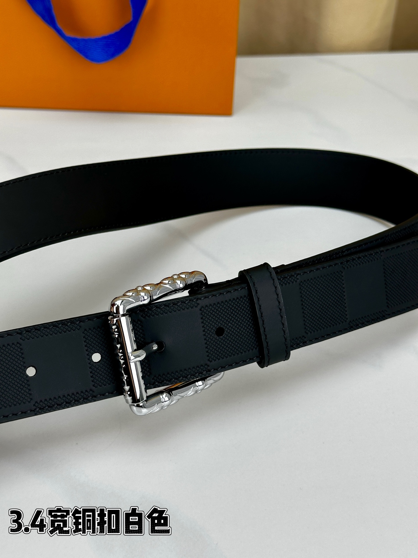 本款 Drift Rockabilly 35 毫米腰带以深邃色调及莹泽金属件这一经典组合展现强大气场与自