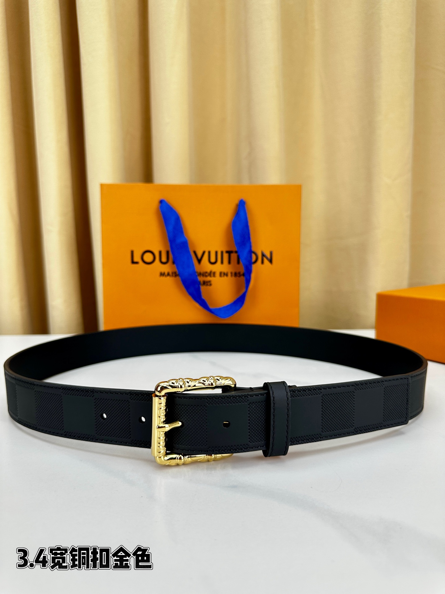 本款 Drift Rockabilly 35 毫米腰带以深邃色调及莹泽金属件这一经典组合展现强大气场与自