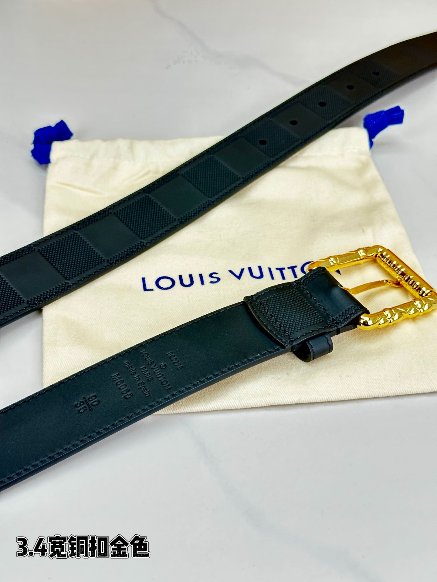 本款 Drift Rockabilly 35 毫米腰带以深邃色调及莹泽金属件这一经典组合展现强大气场与自