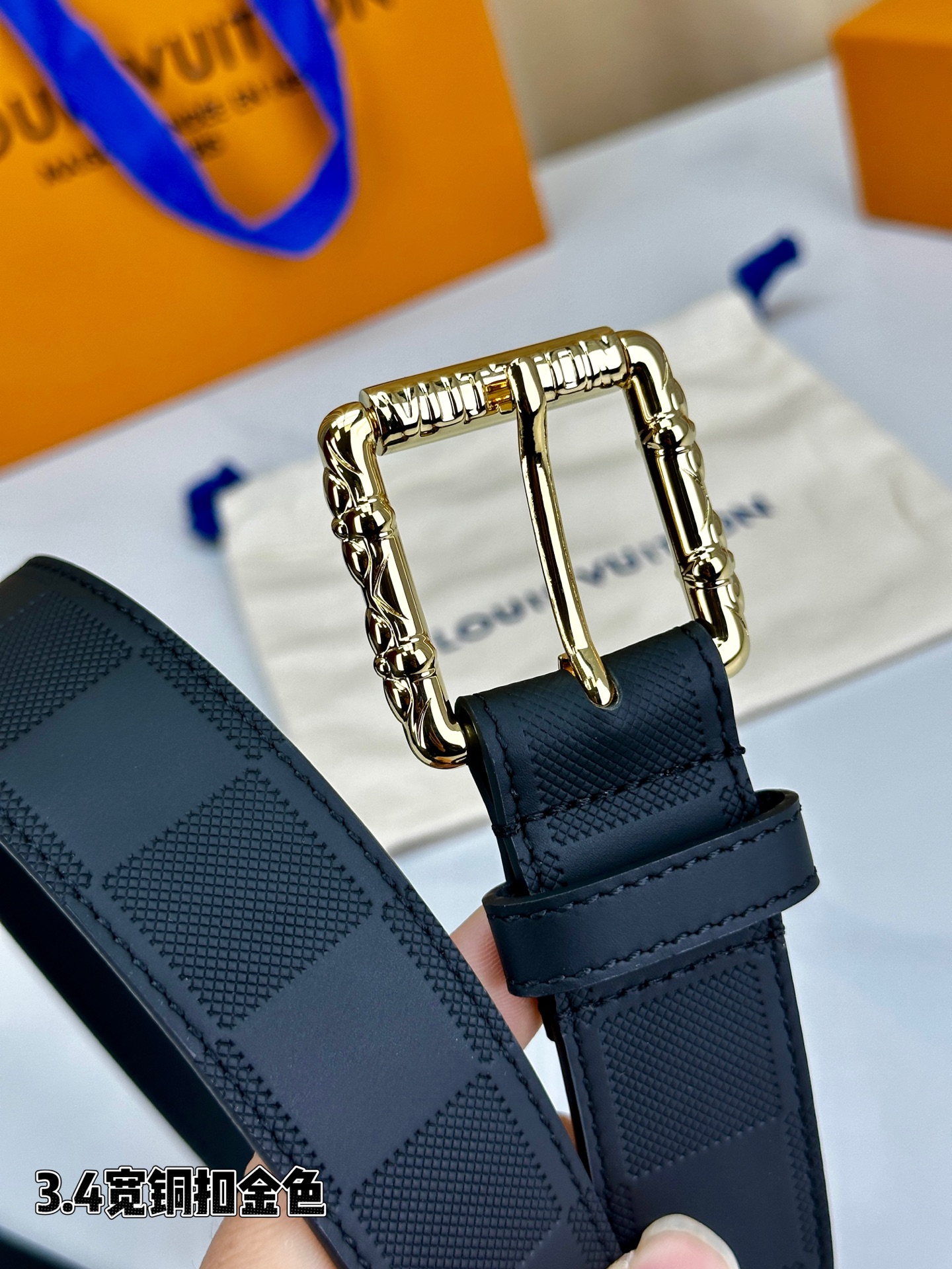 本款 Drift Rockabilly 35 毫米腰带以深邃色调及莹泽金属件这一经典组合展现强大气场与自