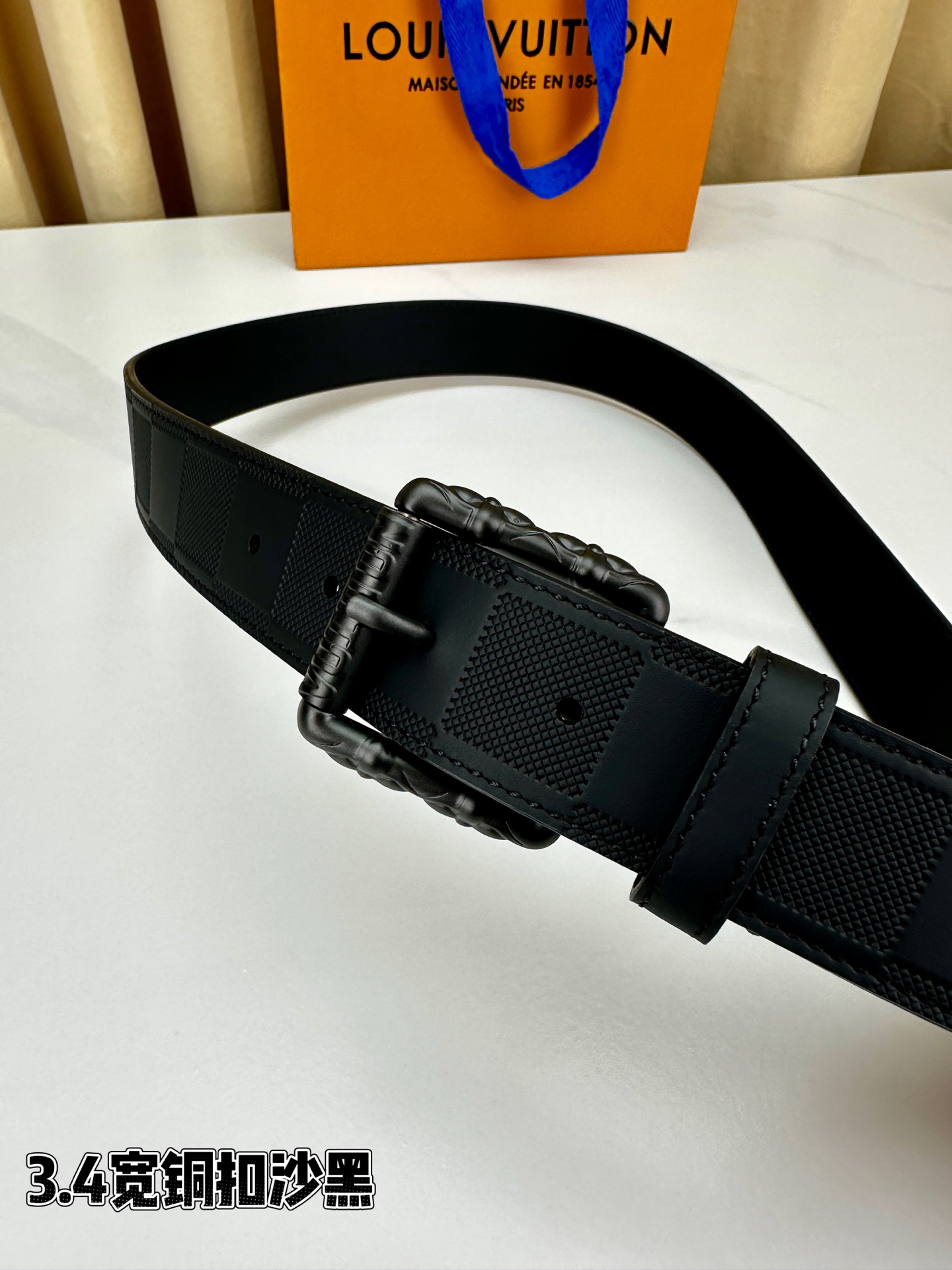 本款 Drift Rockabilly 35 毫米腰带以深邃色调及莹泽金属件这一经典组合展现强大气场与自