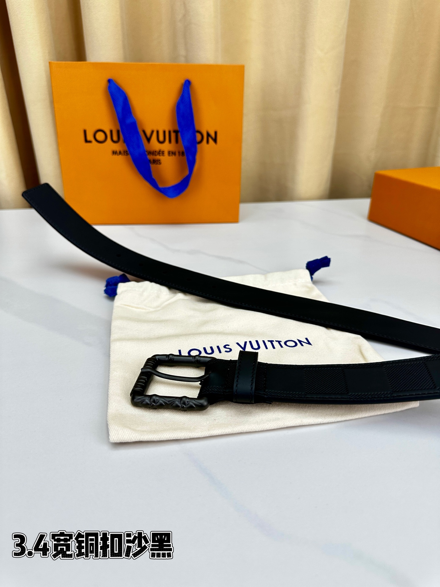 本款 Drift Rockabilly 35 毫米腰带以深邃色调及莹泽金属件这一经典组合展现强大气场与自