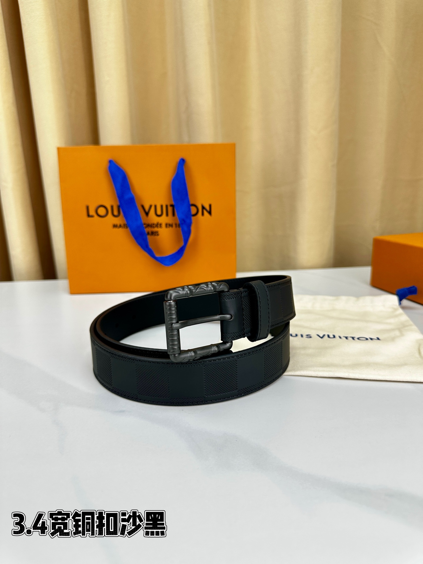 本款 Drift Rockabilly 35 毫米腰带以深邃色调及莹泽金属件这一经典组合展现强大气场与自