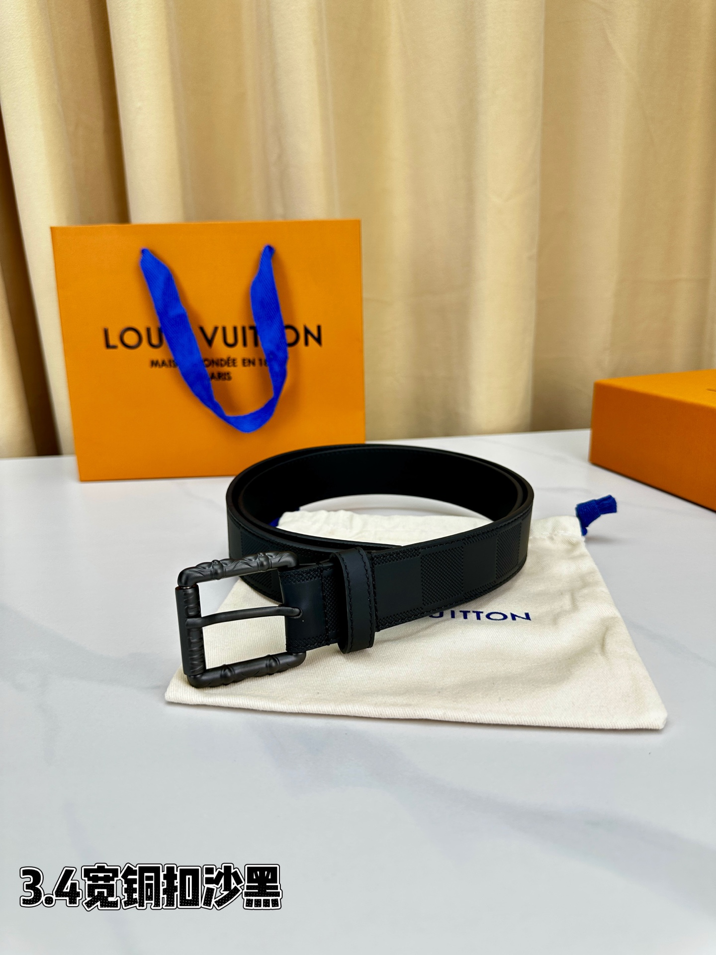 本款 Drift Rockabilly 35 毫米腰带以深邃色调及莹泽金属件这一经典组合展现强大气场与自