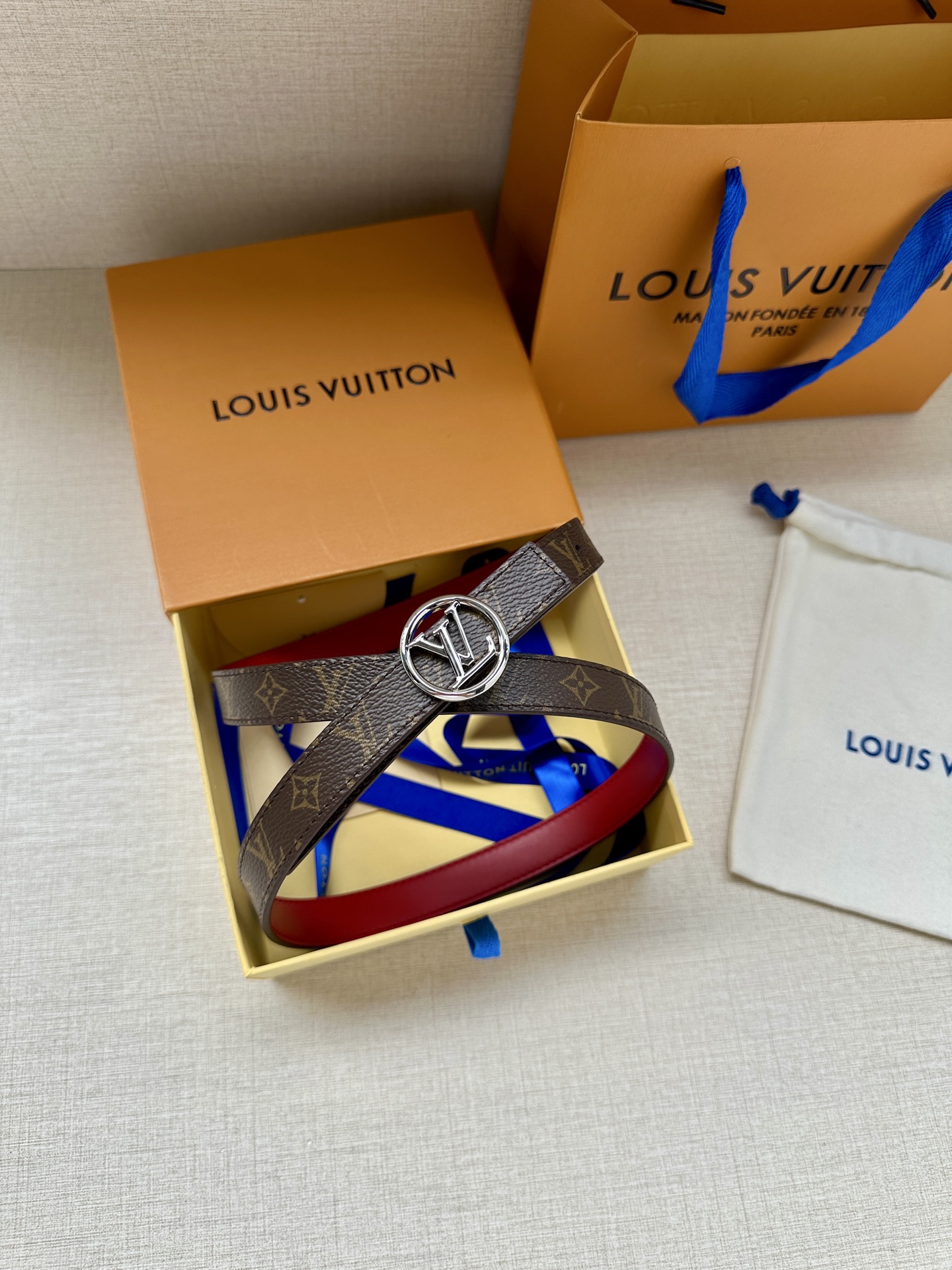 2.0宽 本款 LV Iconic 双面腰带新款 搭配标志性 Iconic 搭扣，无论展现 Monogr