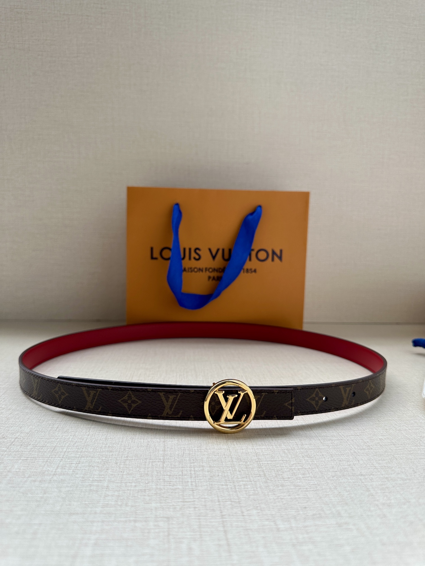 2.0宽 本款 LV Iconic 双面腰带新款 搭配标志性 Iconic 搭扣，无论展现 Monogr