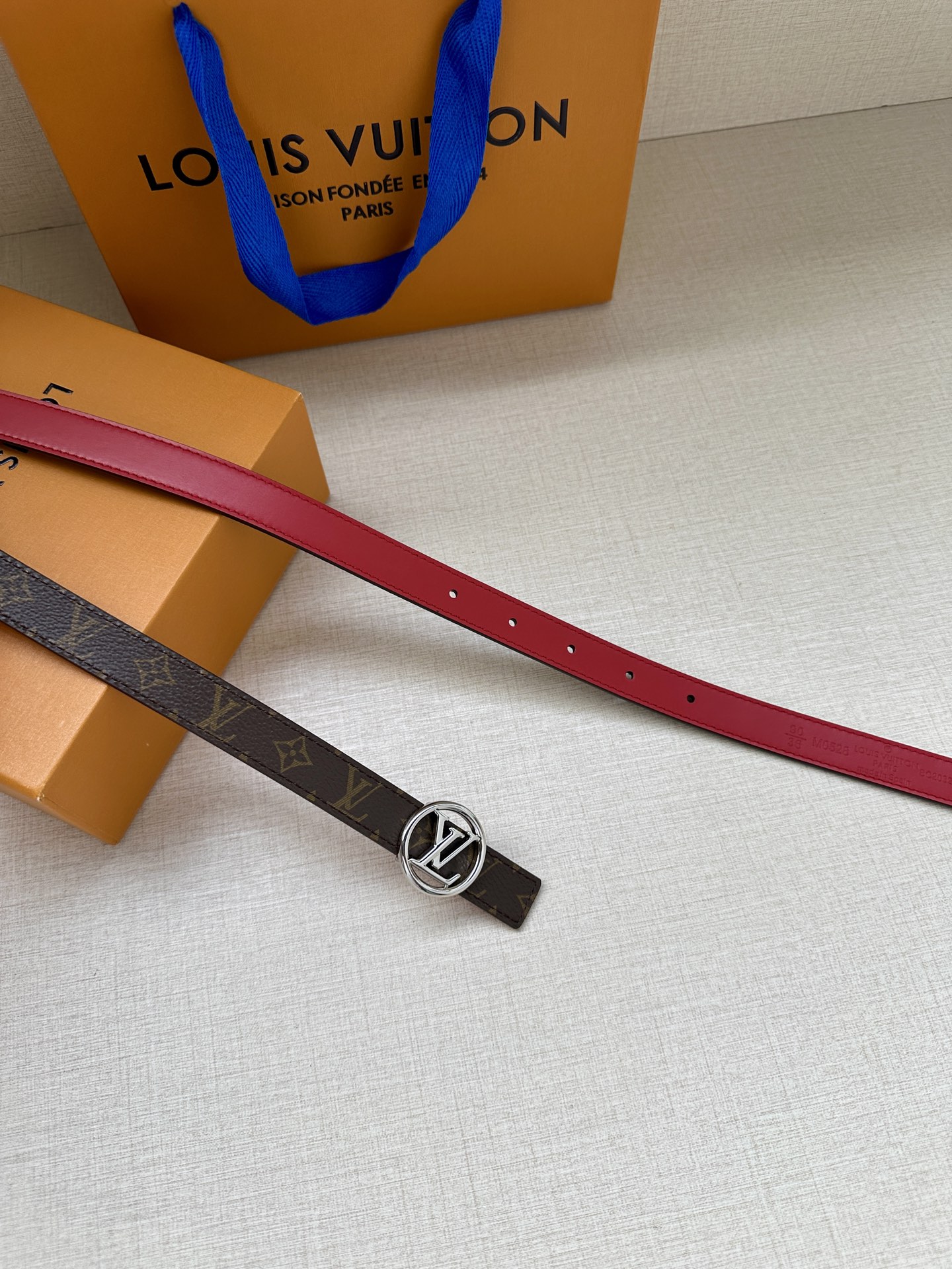 2.0宽 本款 LV Iconic 双面腰带新款 搭配标志性 Iconic 搭扣，无论展现 Monogr