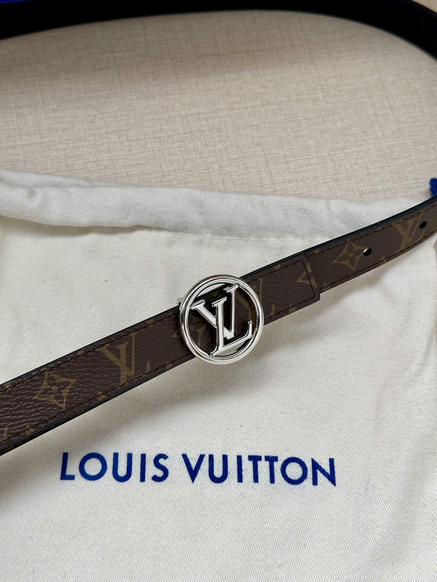 2.0宽 本款 LV Iconic 双面腰带新款 搭配标志性 Iconic 搭扣，无论展现 Monogr