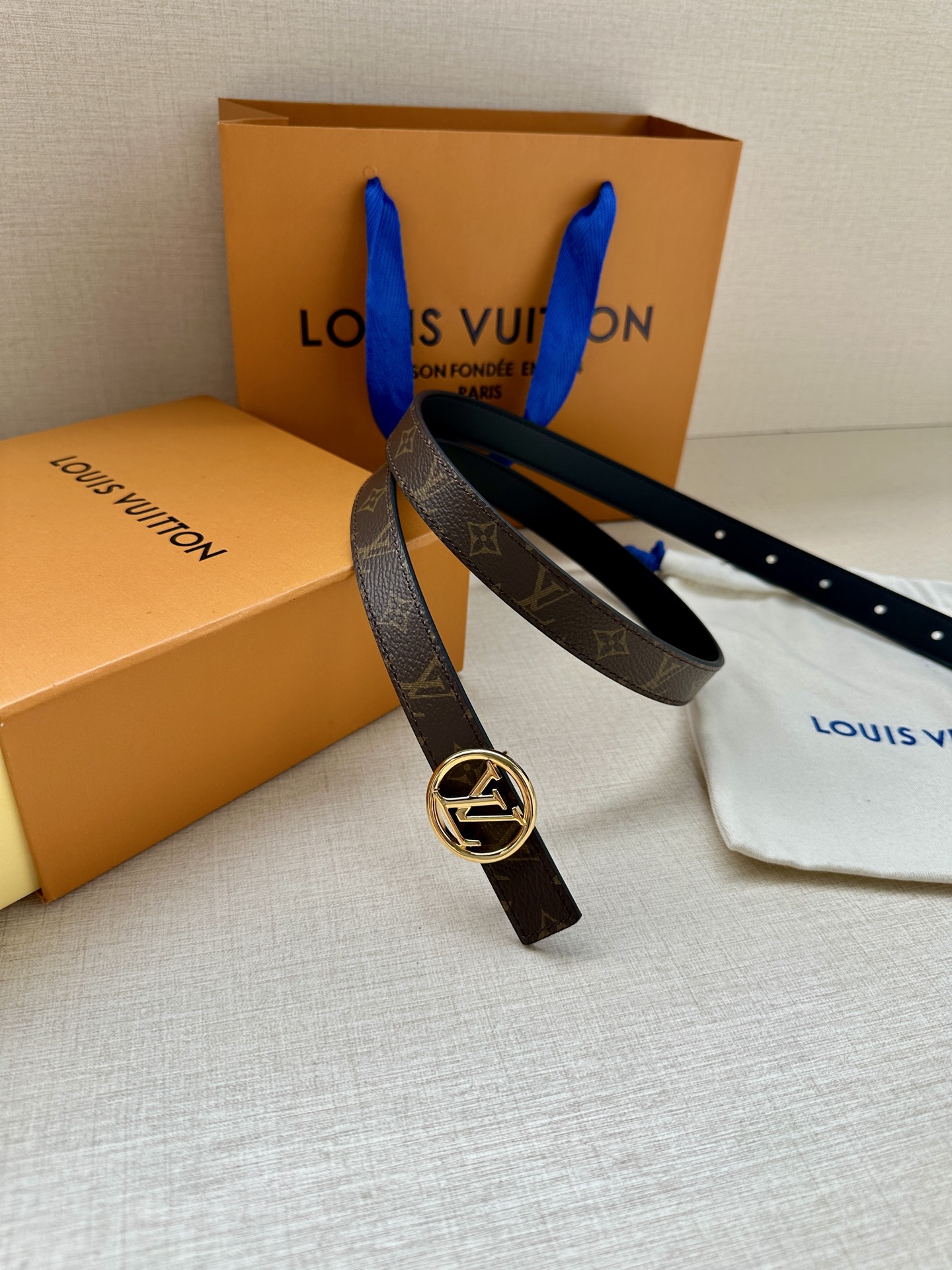 2.0宽 本款 LV Iconic 双面腰带新款 搭配标志性 Iconic 搭扣，无论展现 Monogr