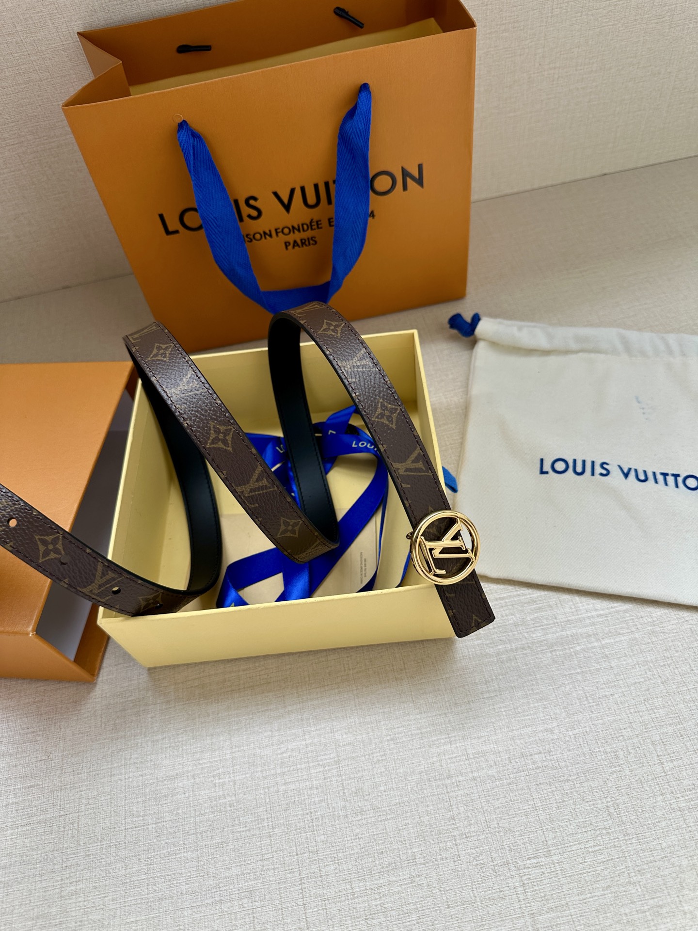 2.0宽 本款 LV Iconic 双面腰带新款 搭配标志性 Iconic 搭扣，无论展现 Monogr