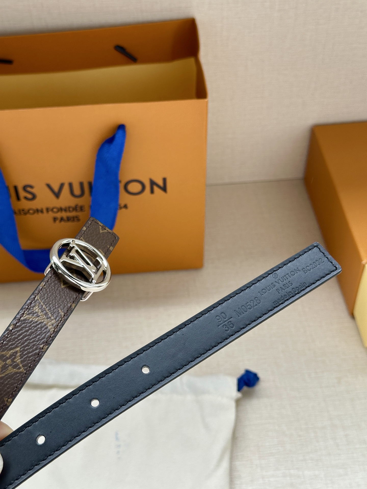 2.0宽 本款 LV Iconic 双面腰带新款 搭配标志性 Iconic 搭扣，无论展现 Monogr