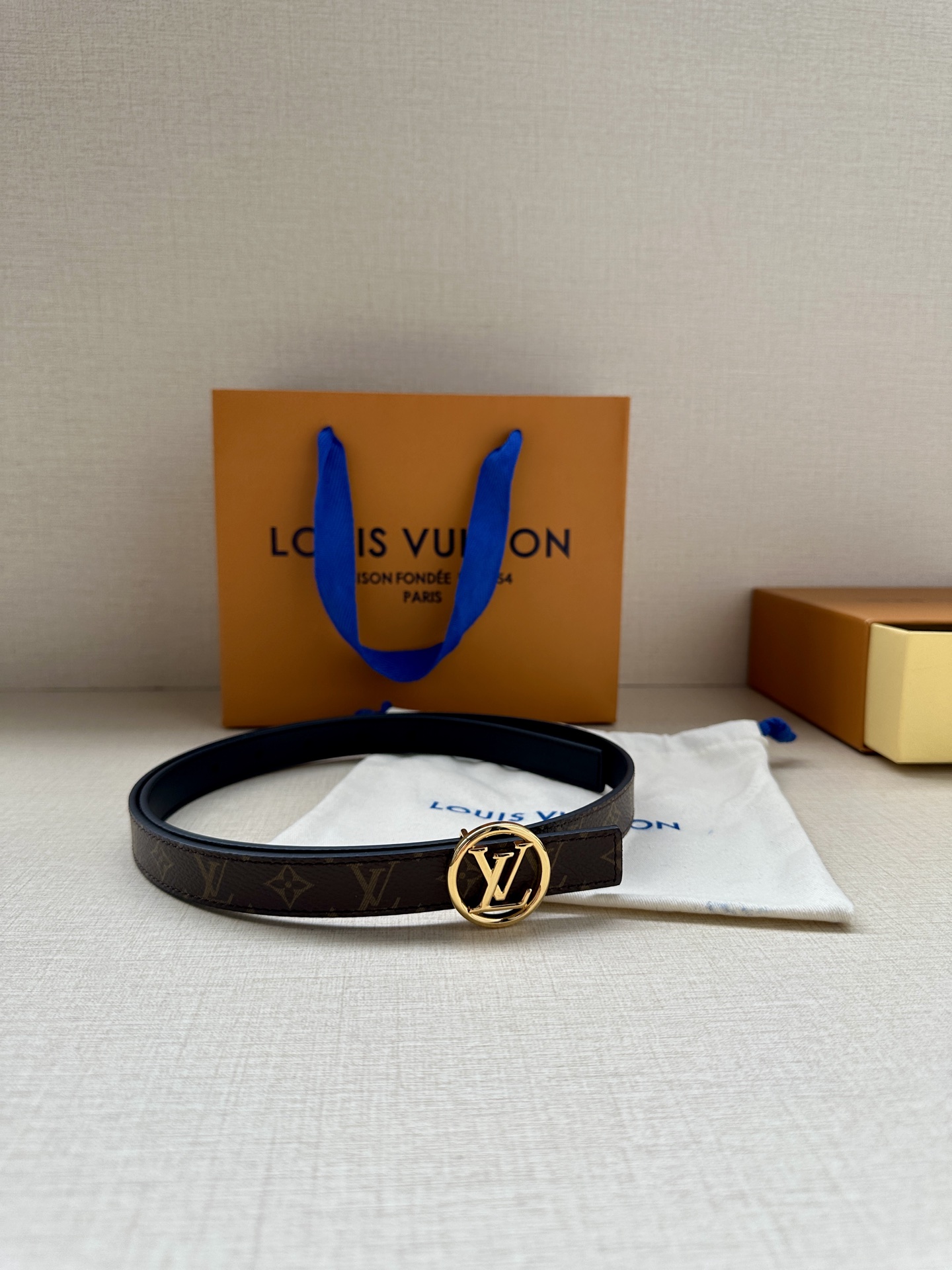 2.0宽 本款 LV Iconic 双面腰带新款 搭配标志性 Iconic 搭扣，无论展现 Monogr