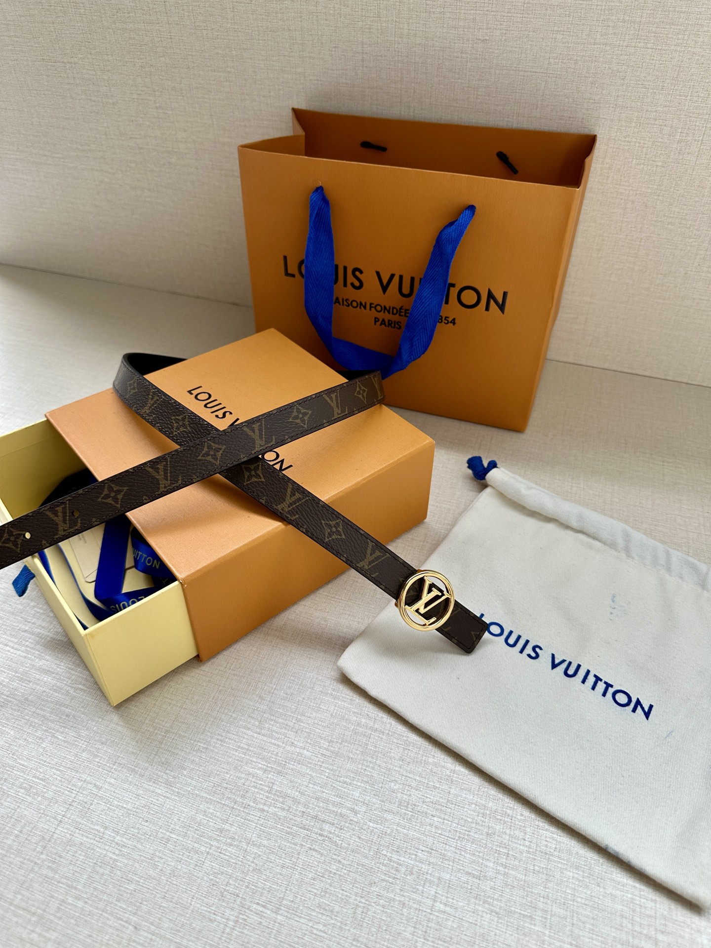 2.0宽 本款 LV Iconic 双面腰带新款 搭配标志性 Iconic 搭扣，无论展现 Monogr