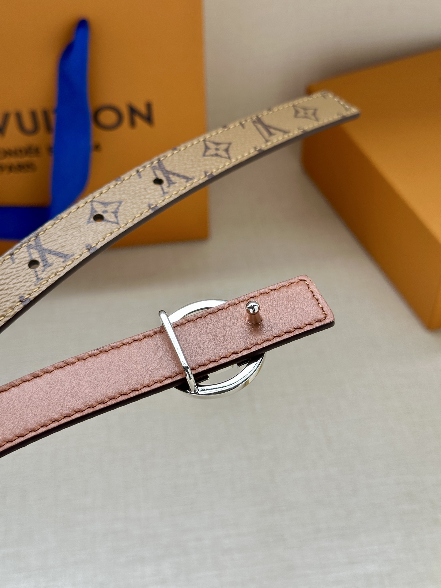 2.0宽 本款 LV Iconic 双面腰带新款 搭配标志性 Iconic 搭扣，无论展现 Monogr